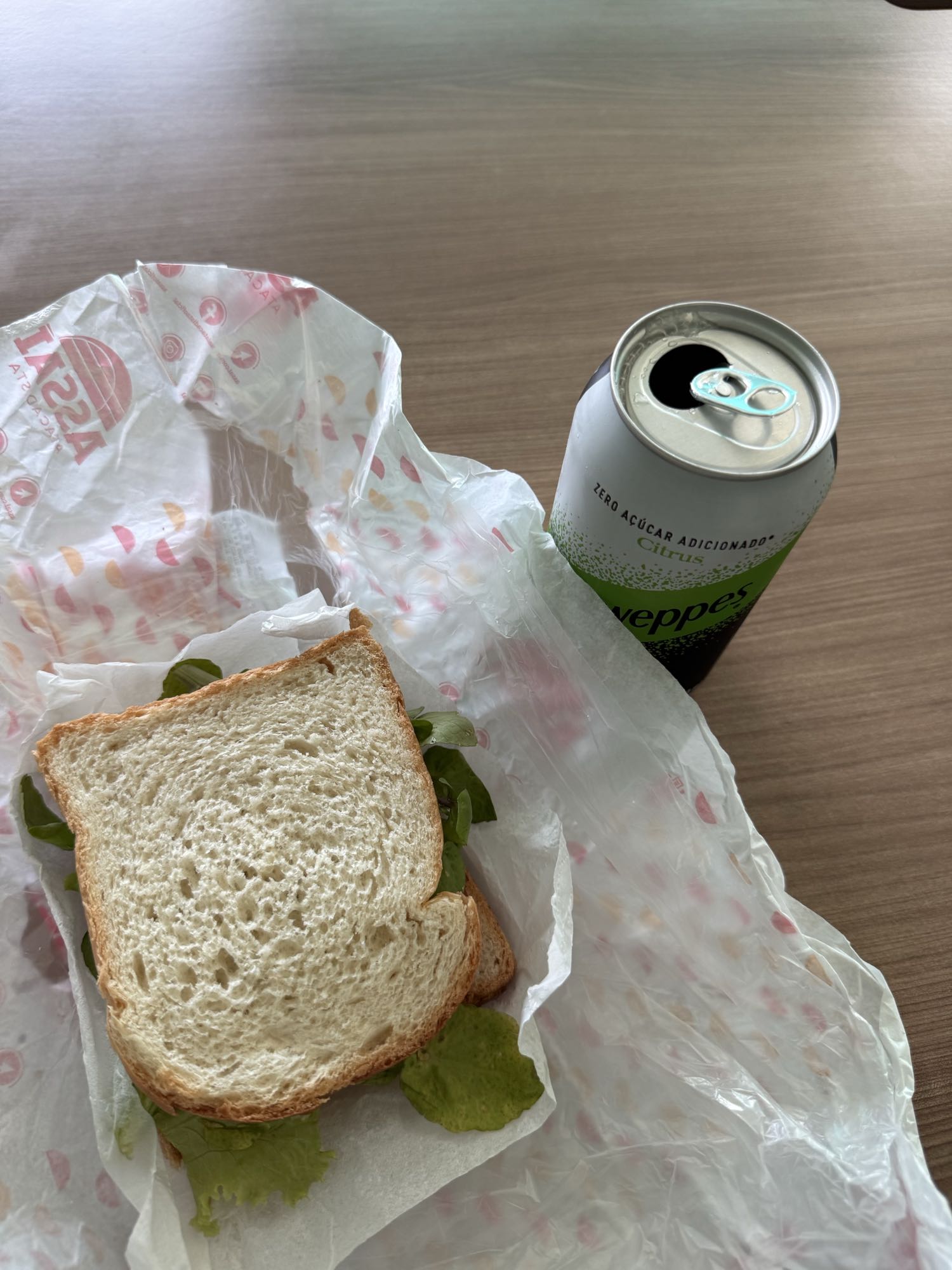 Sanduíche simples e refrigerante