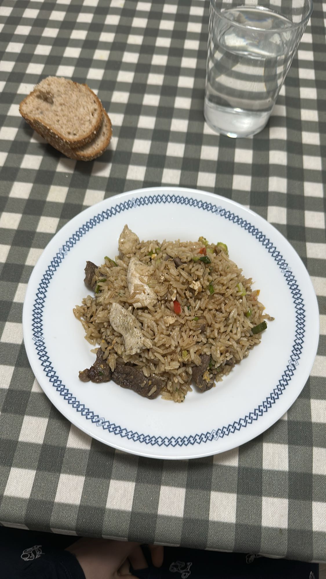 arroz frito con carne y pan