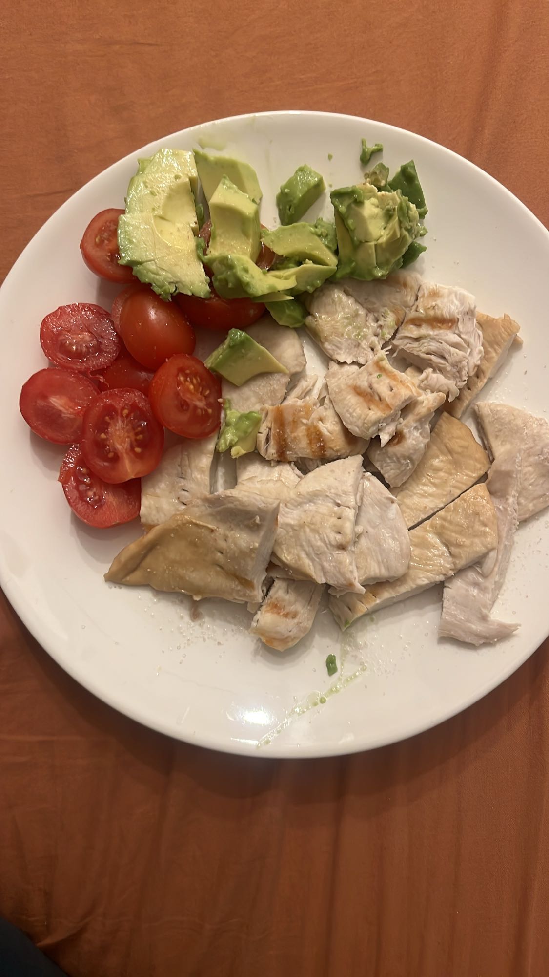 Курка з авокадо та томатами