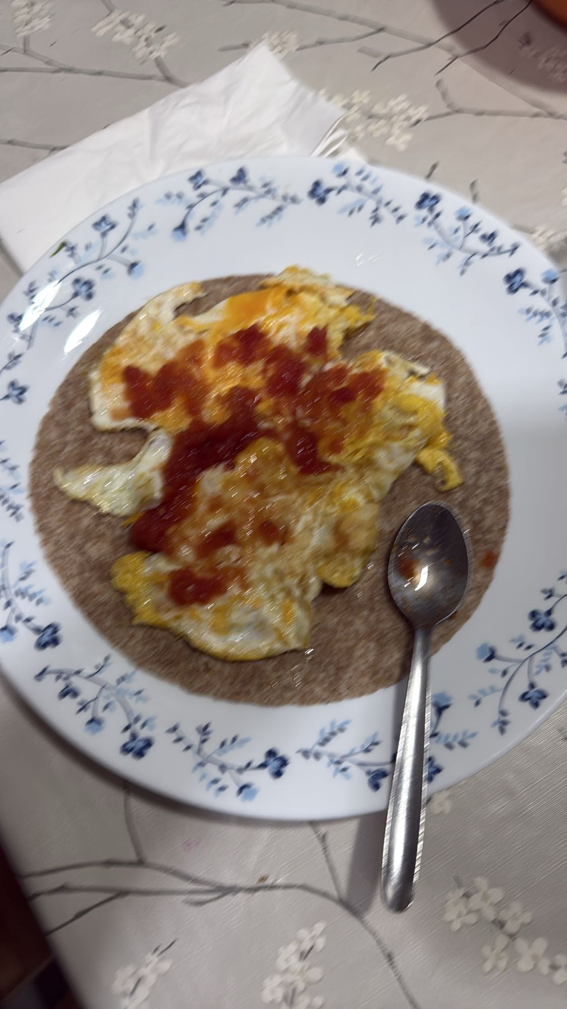 Tortilla integral con huevo y salsa