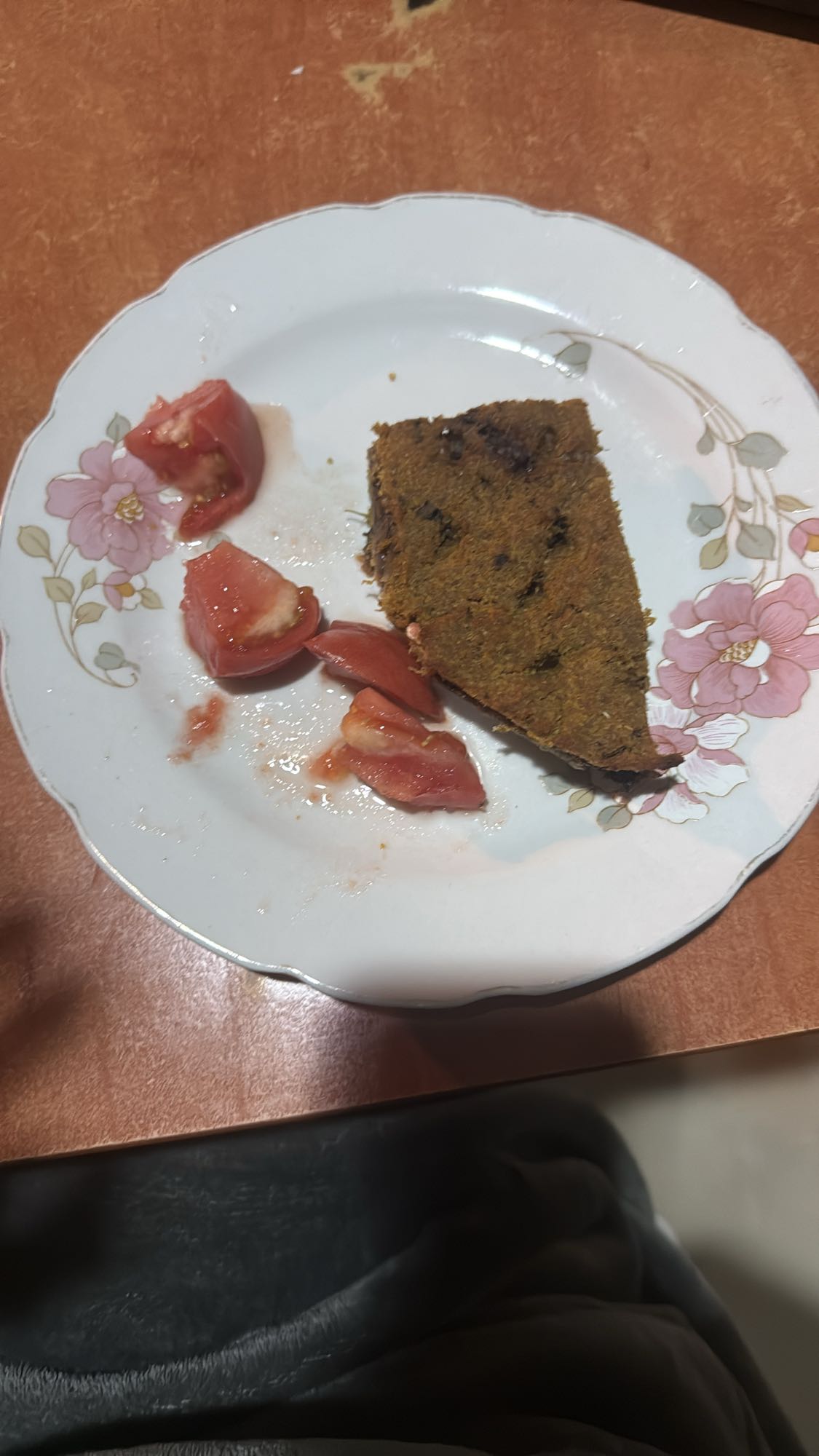 slice of kibbeh with tomato