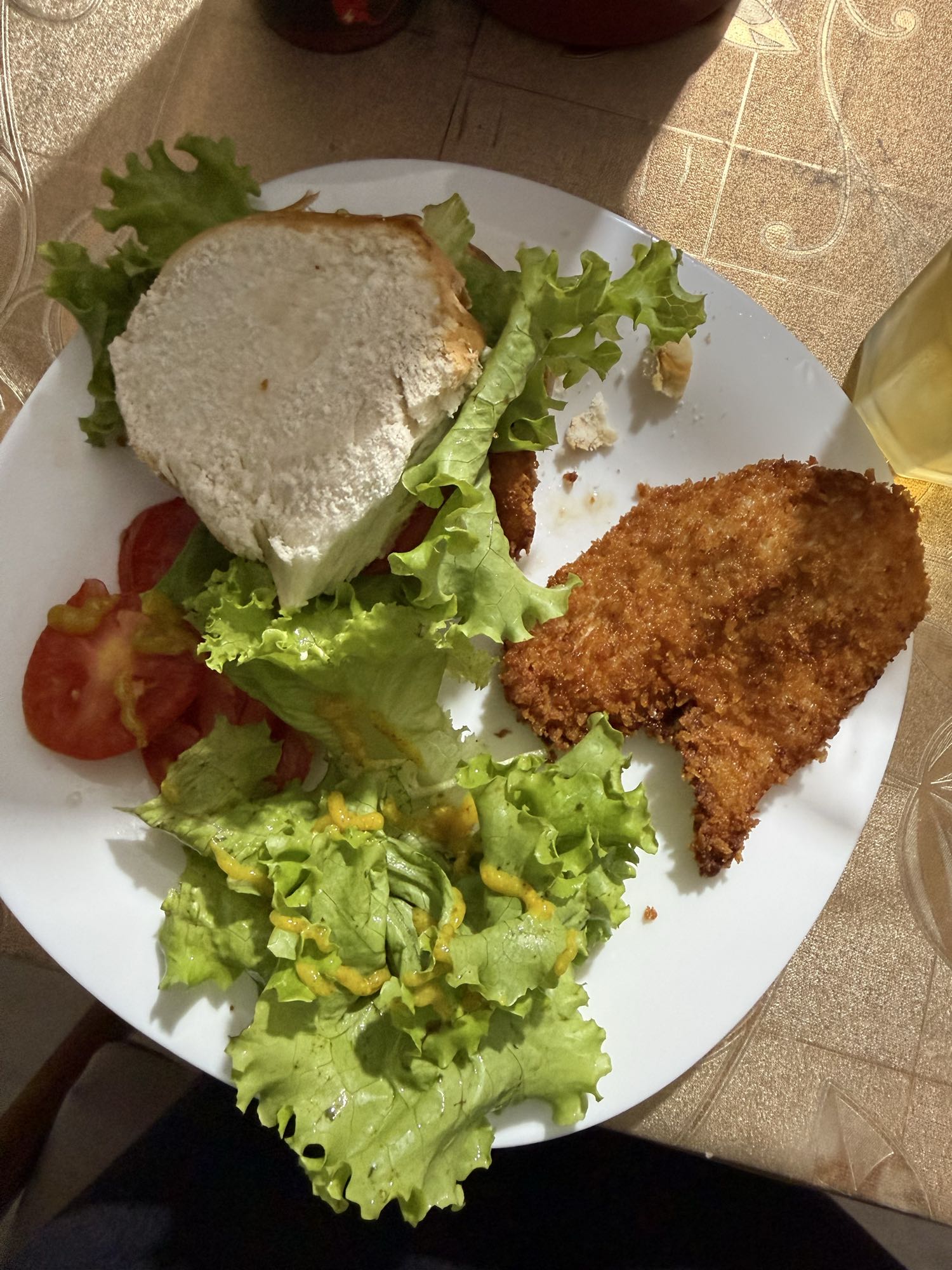 Sanduíche de frango empanado