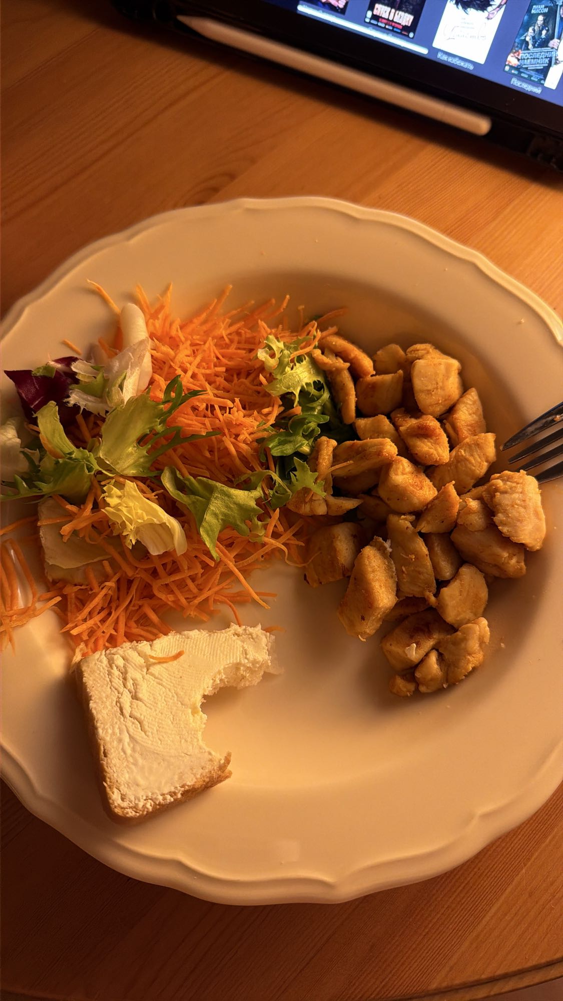 Курица с салатом и тостом