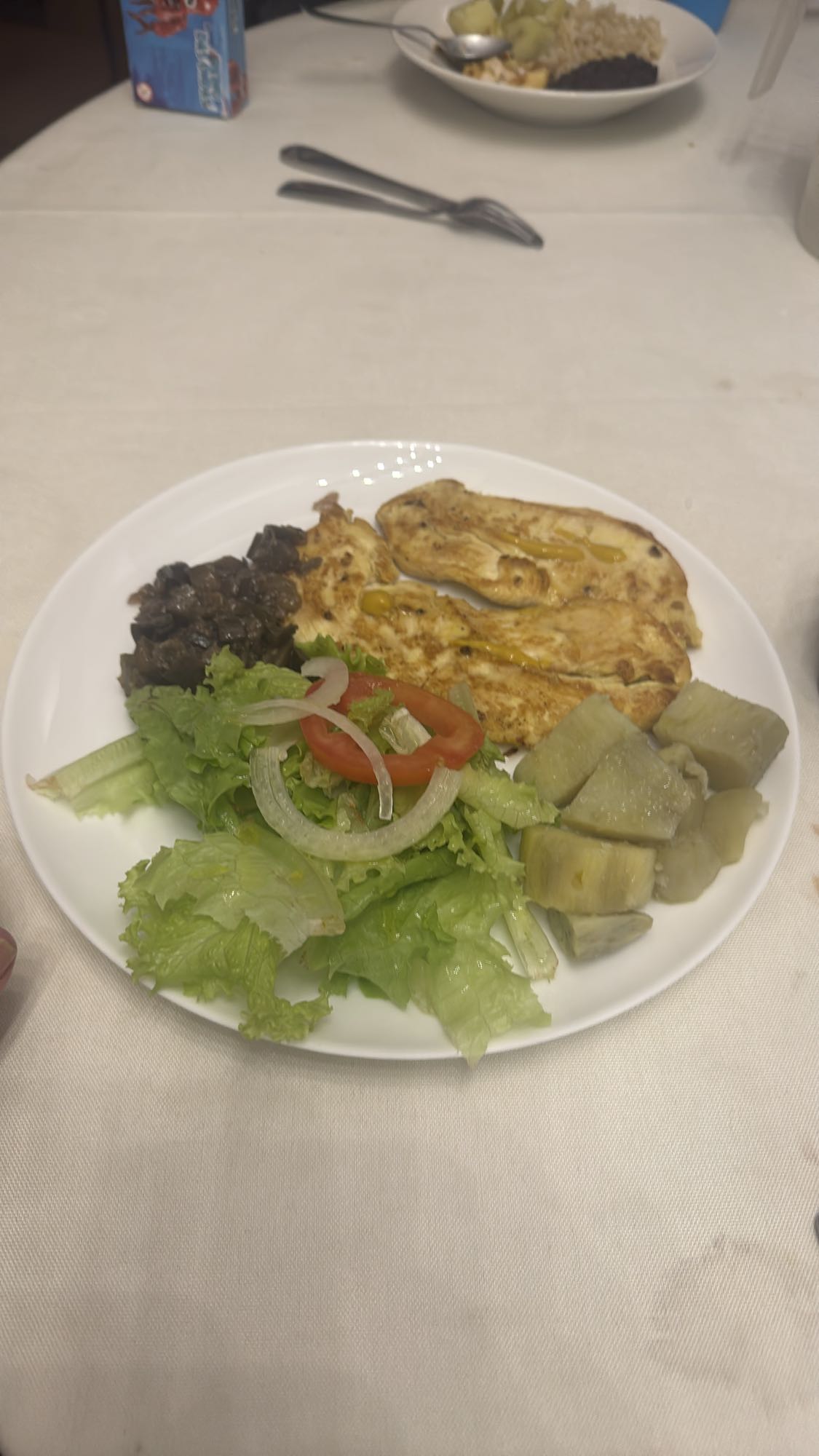 Frango grelhado com salada