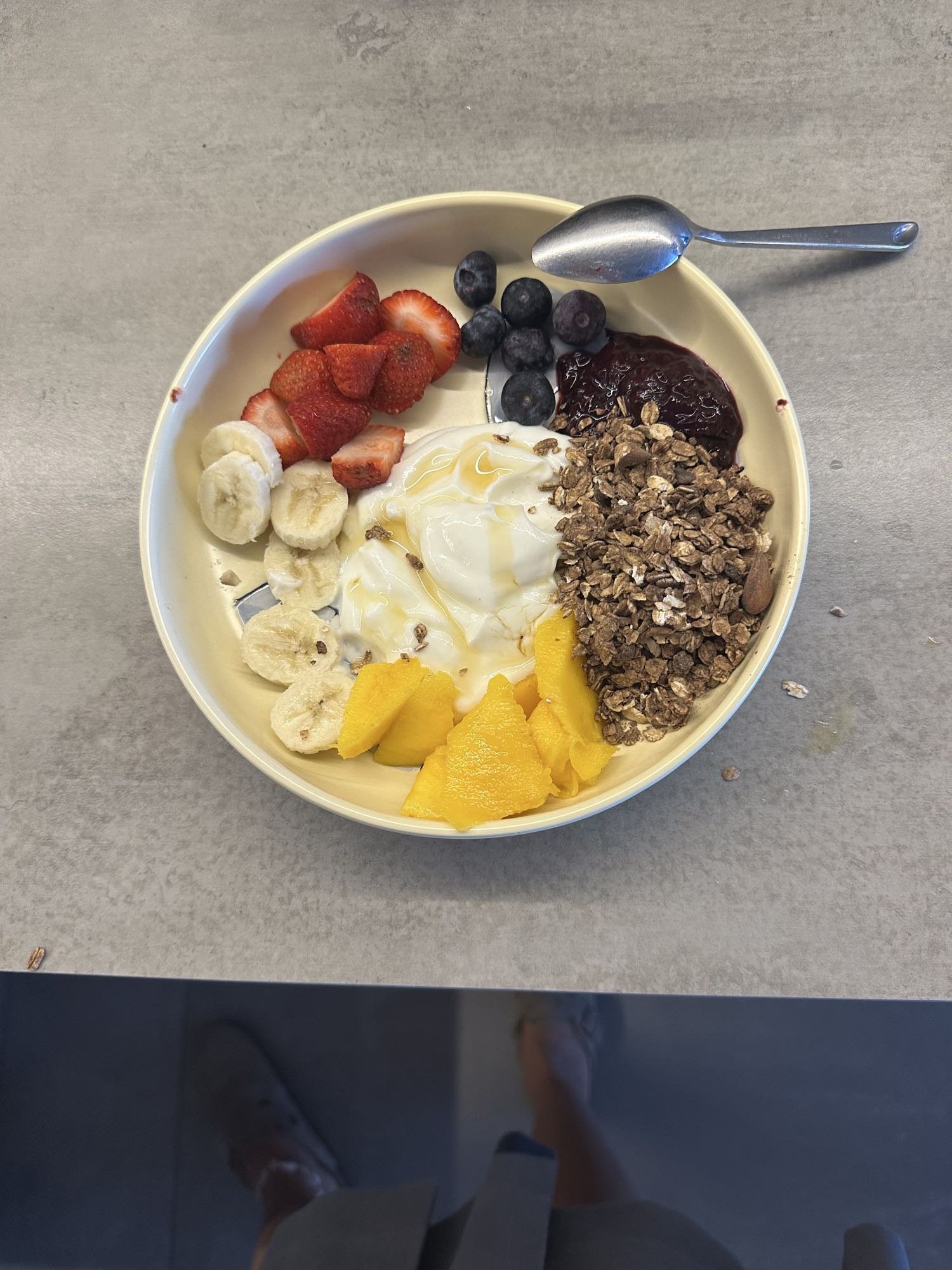 Tazón de yogur y frutas