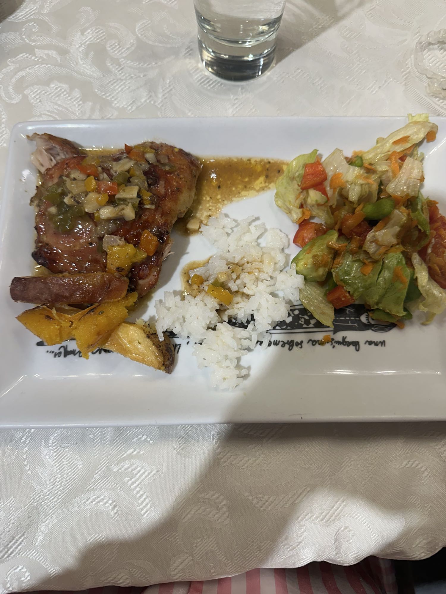 Pollo asado con arroz y ensalada