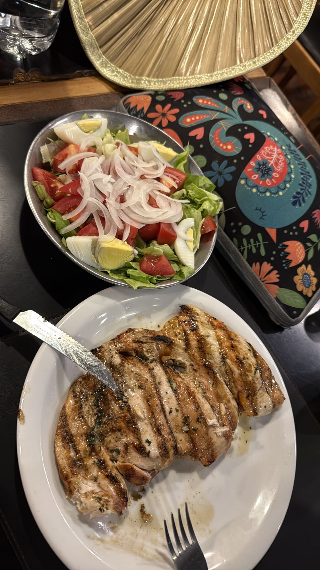 Pollo a la parrilla con ensalada