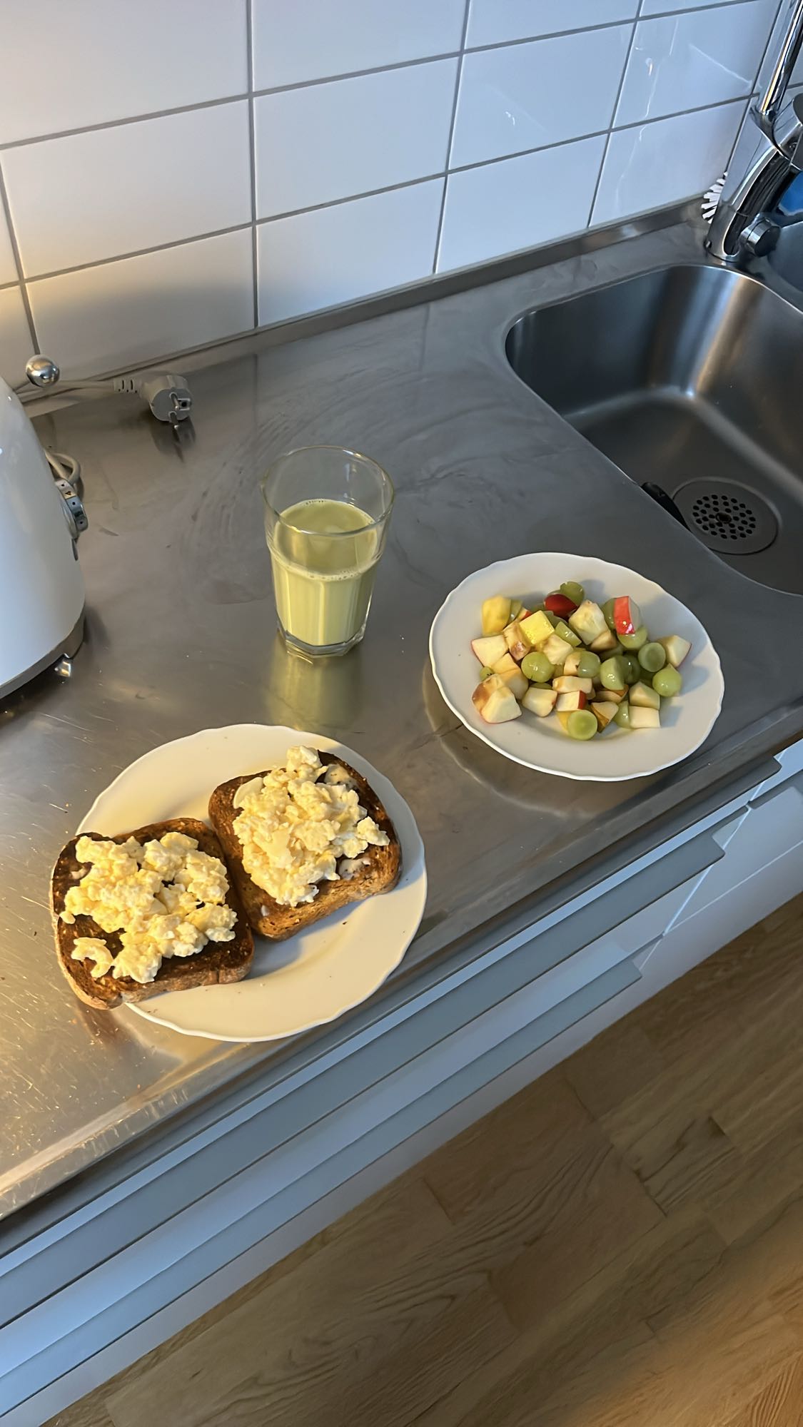 Äggröra på rostat bröd & frukt