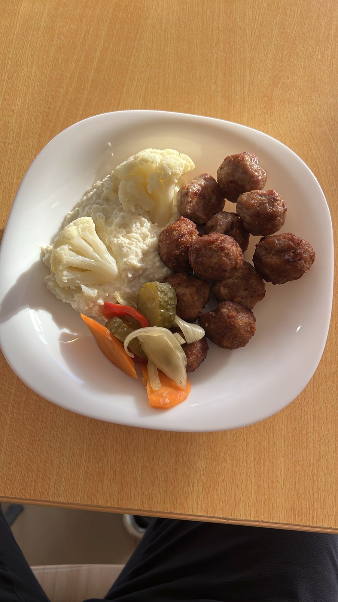 Chifteluțe cu piure de conopidă