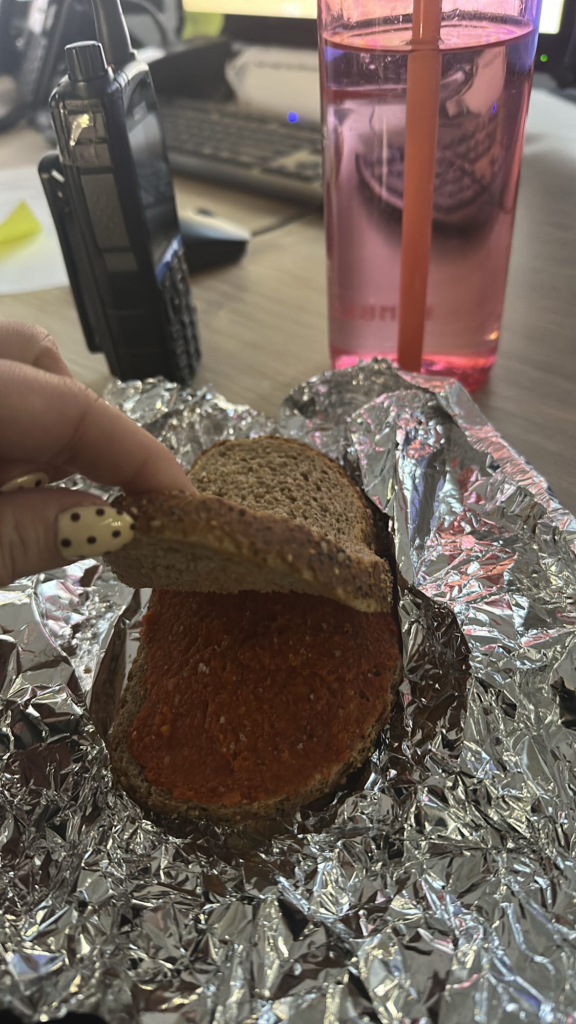 volkoren broodje met smeersel