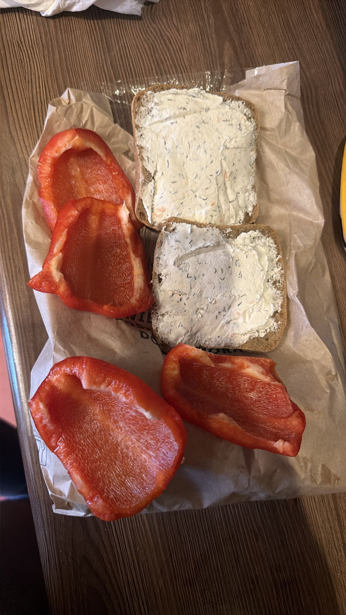 Kanapki z papryką i serkiem