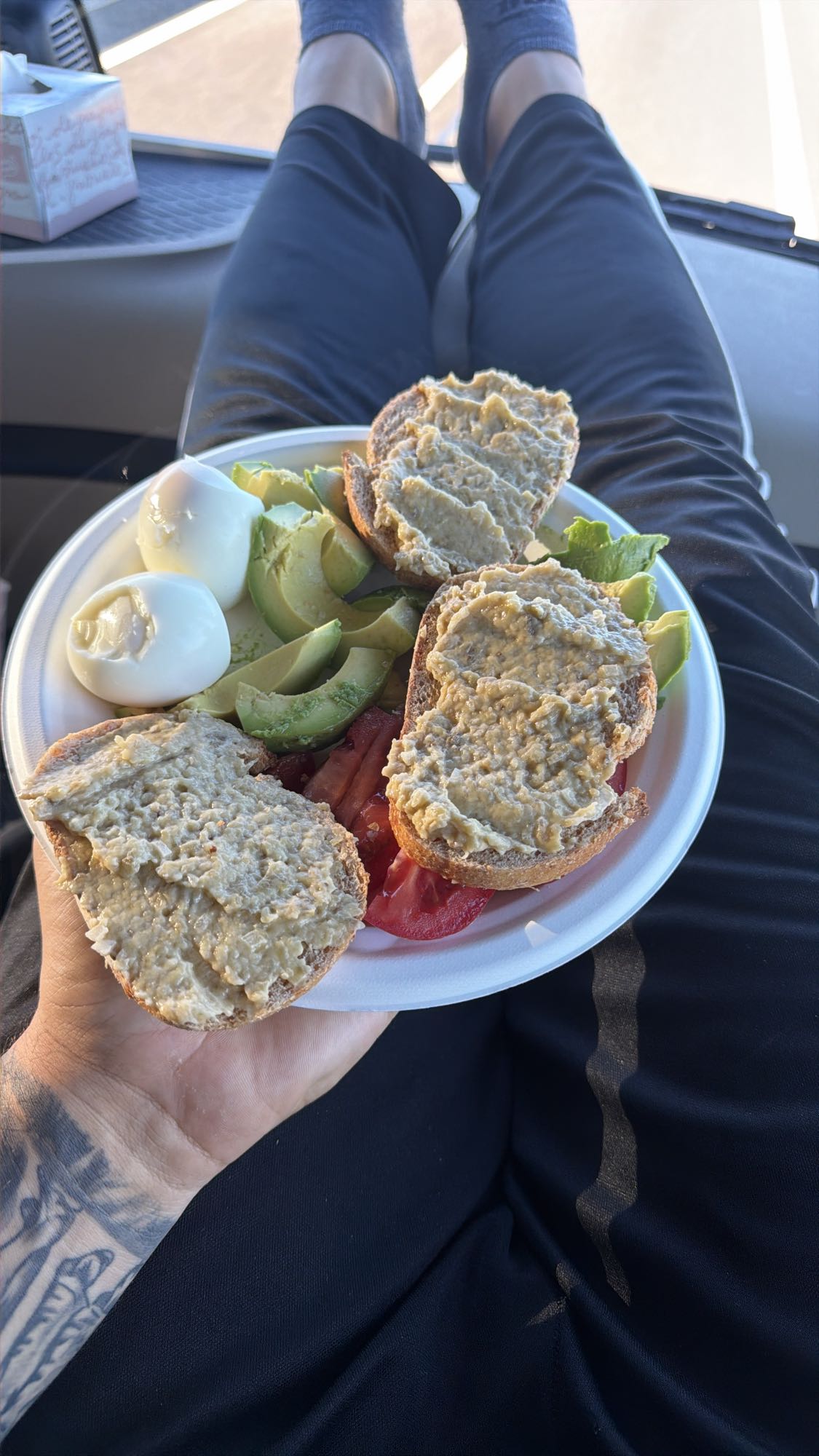 Mic dejun cu ou, avocado și hummus