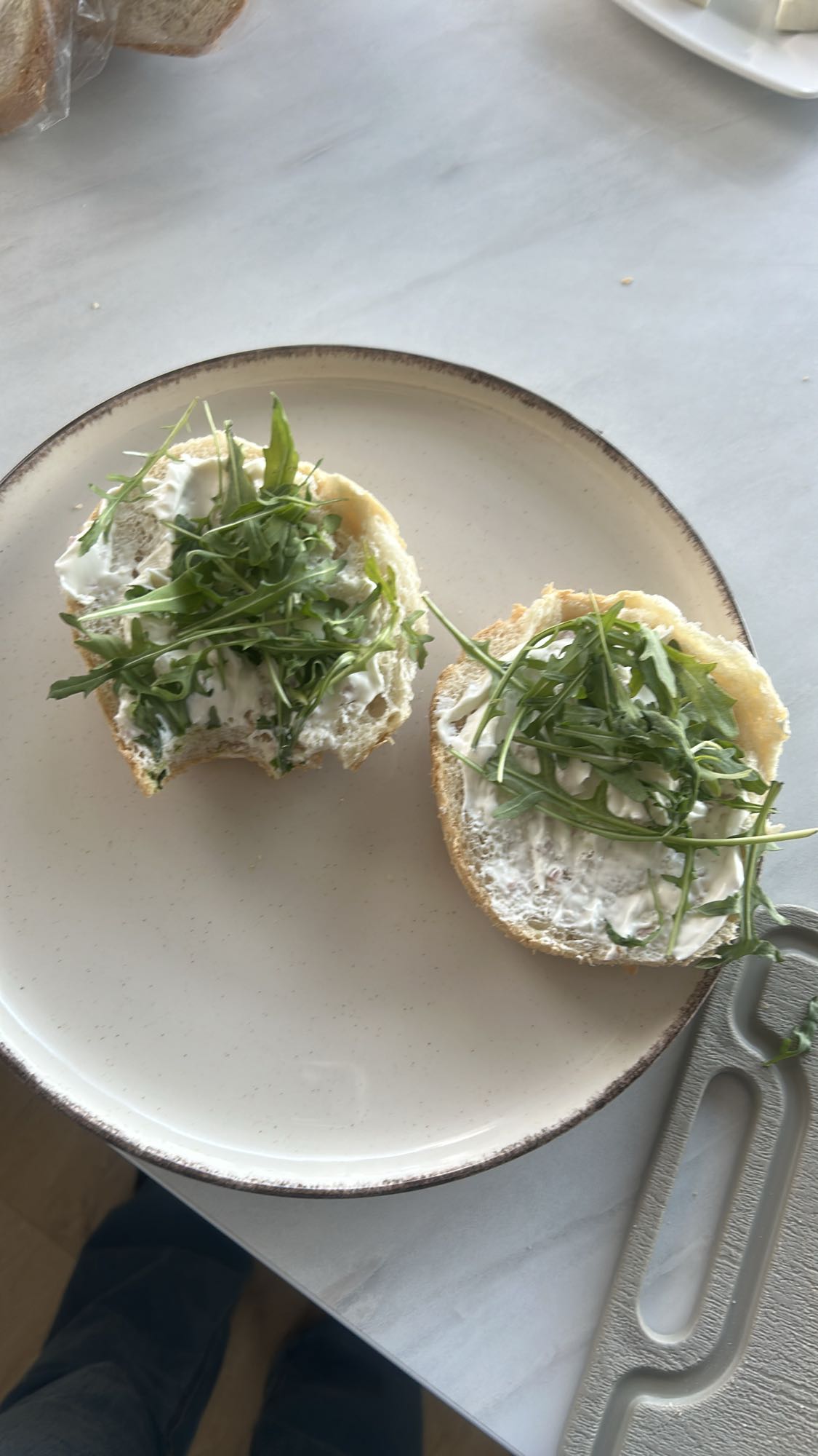 Bułka z serkiem i rukolą