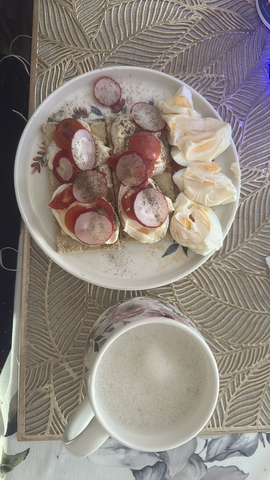 Kanapki z jajkiem i kawą