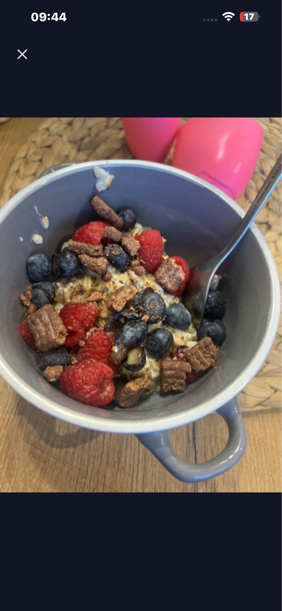 Owsianka z owocami i płatkami