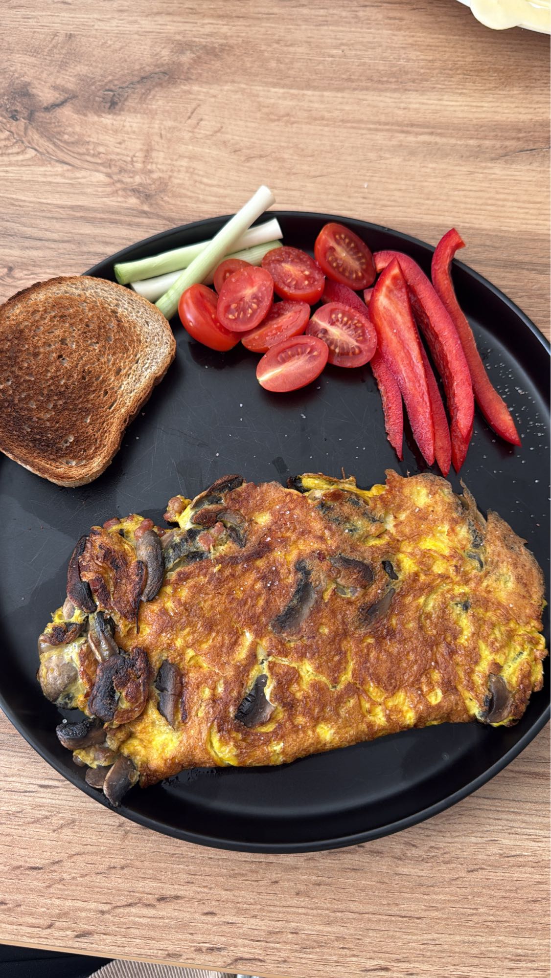 Omletă cu legume și pâine prăjită