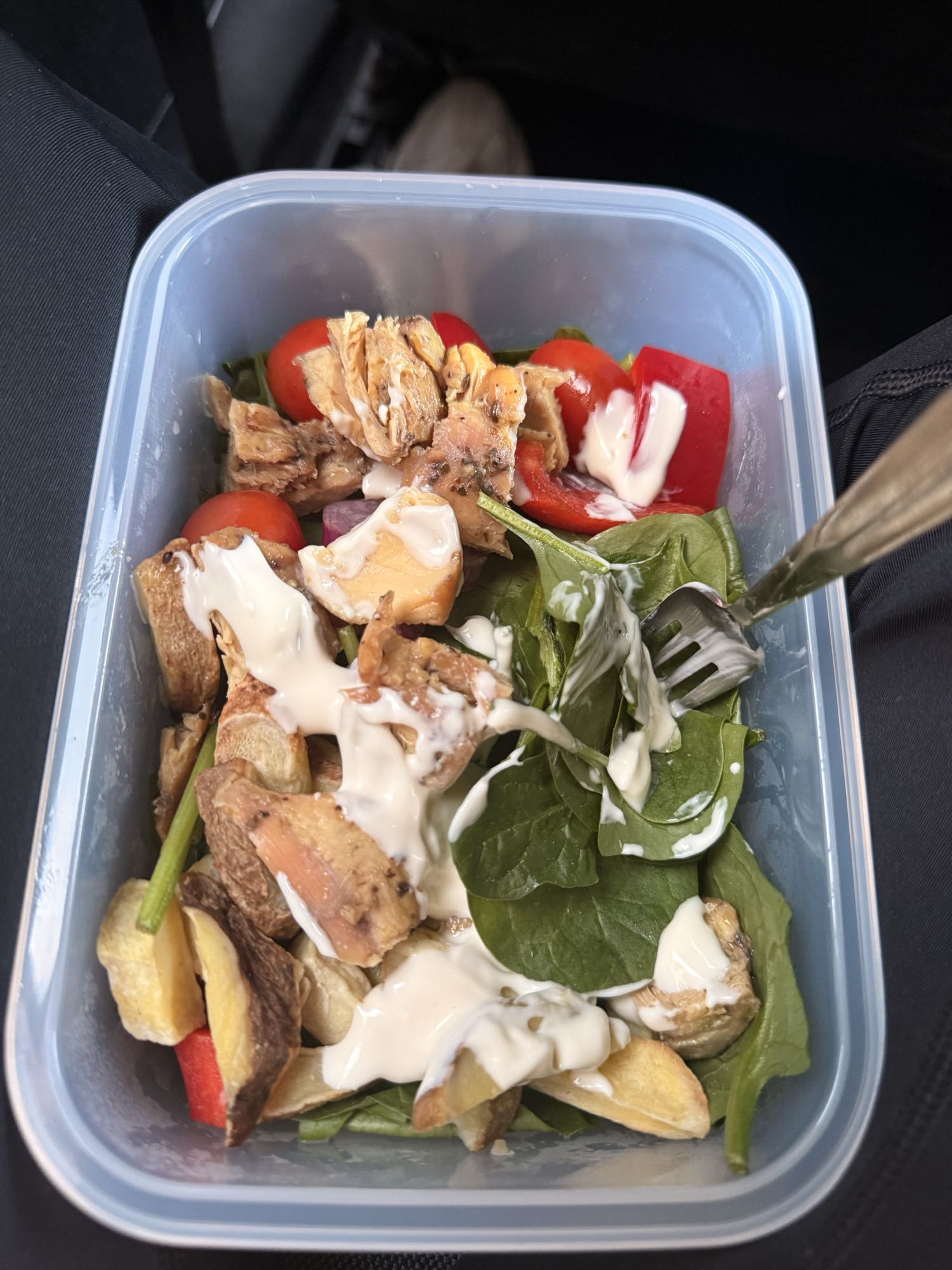 Salată cu pui și cartofi
