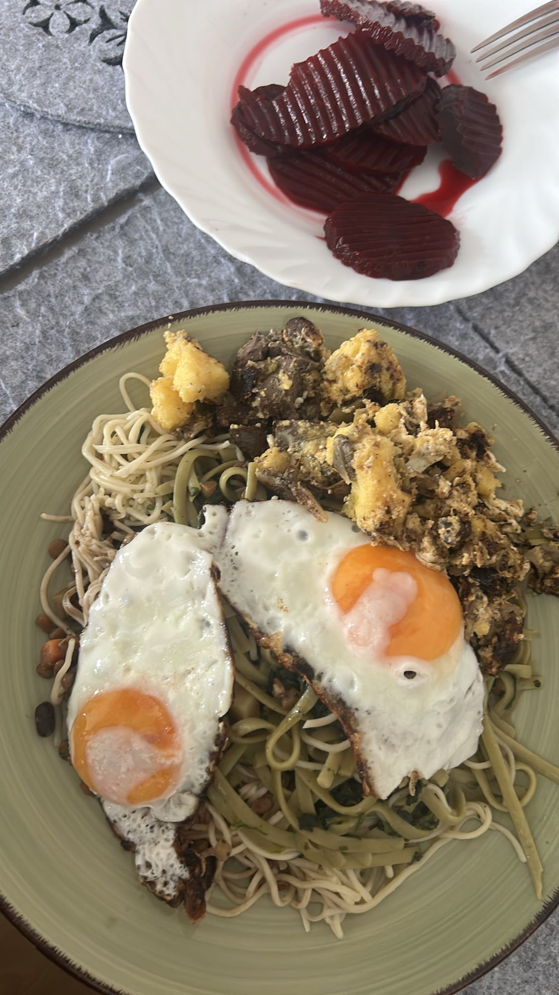 fideos con huevo y remolacha