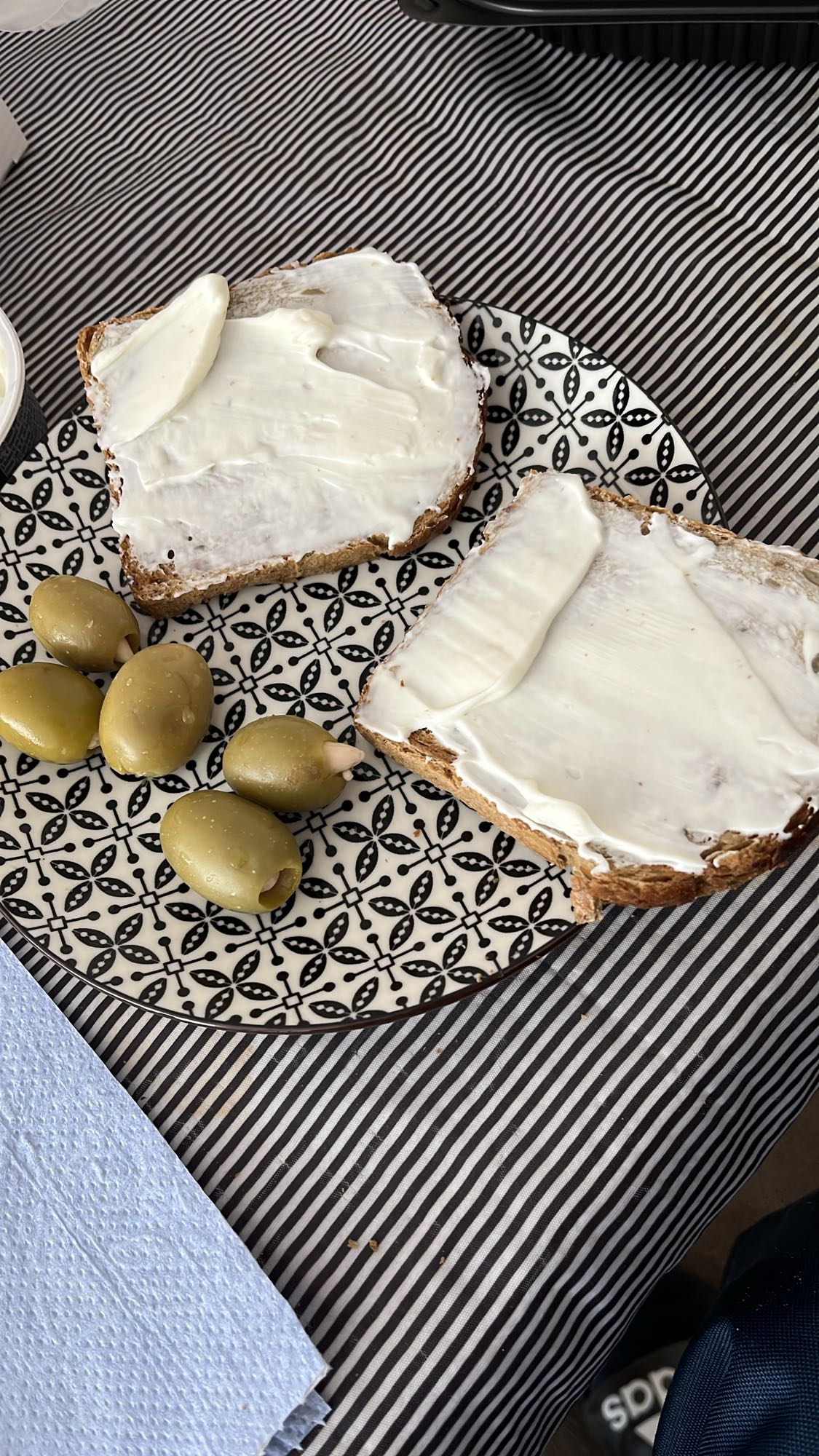 Сандвич с крема сирене и маслини