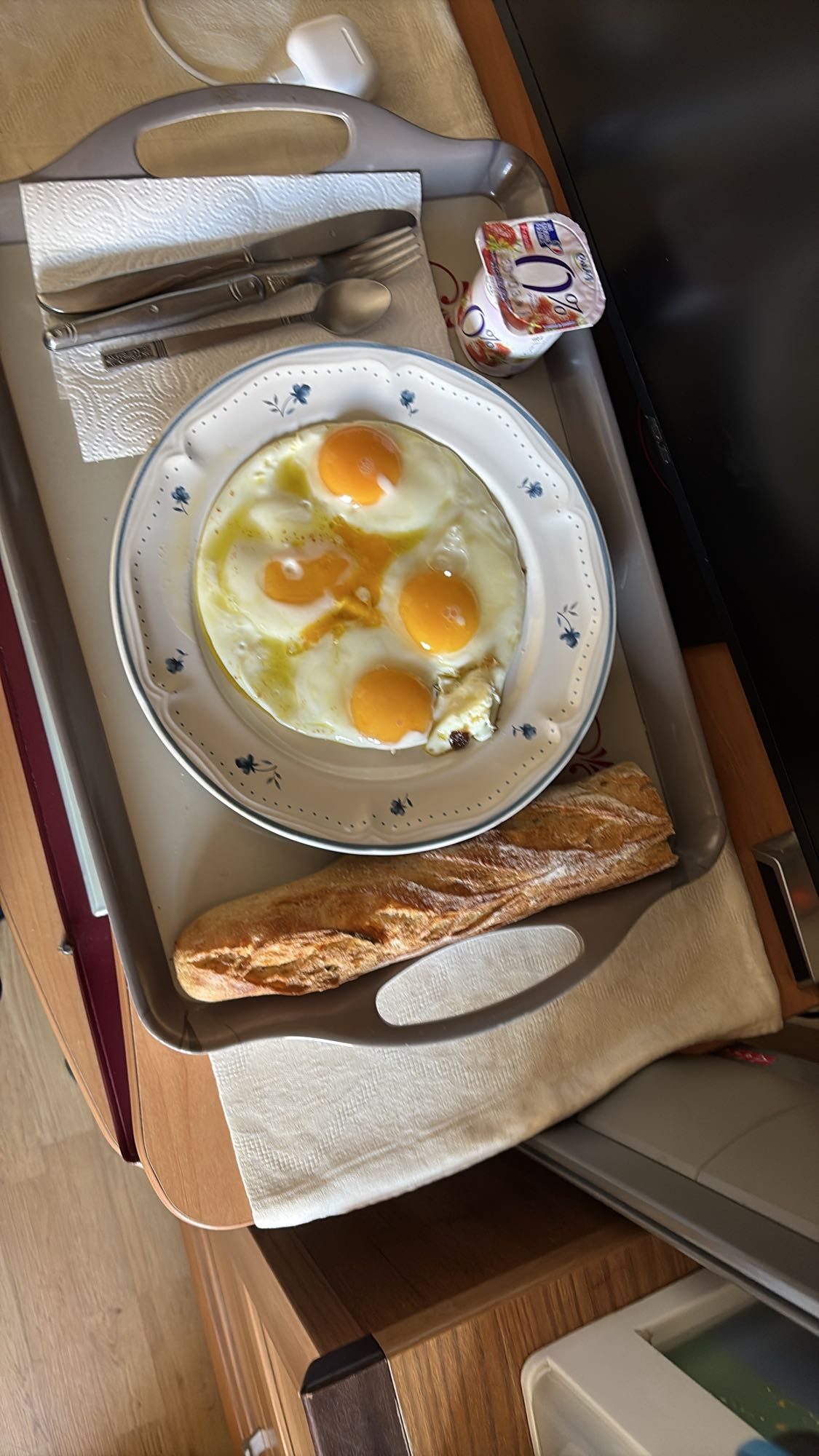 Petit-déjeuner œufs et baguette