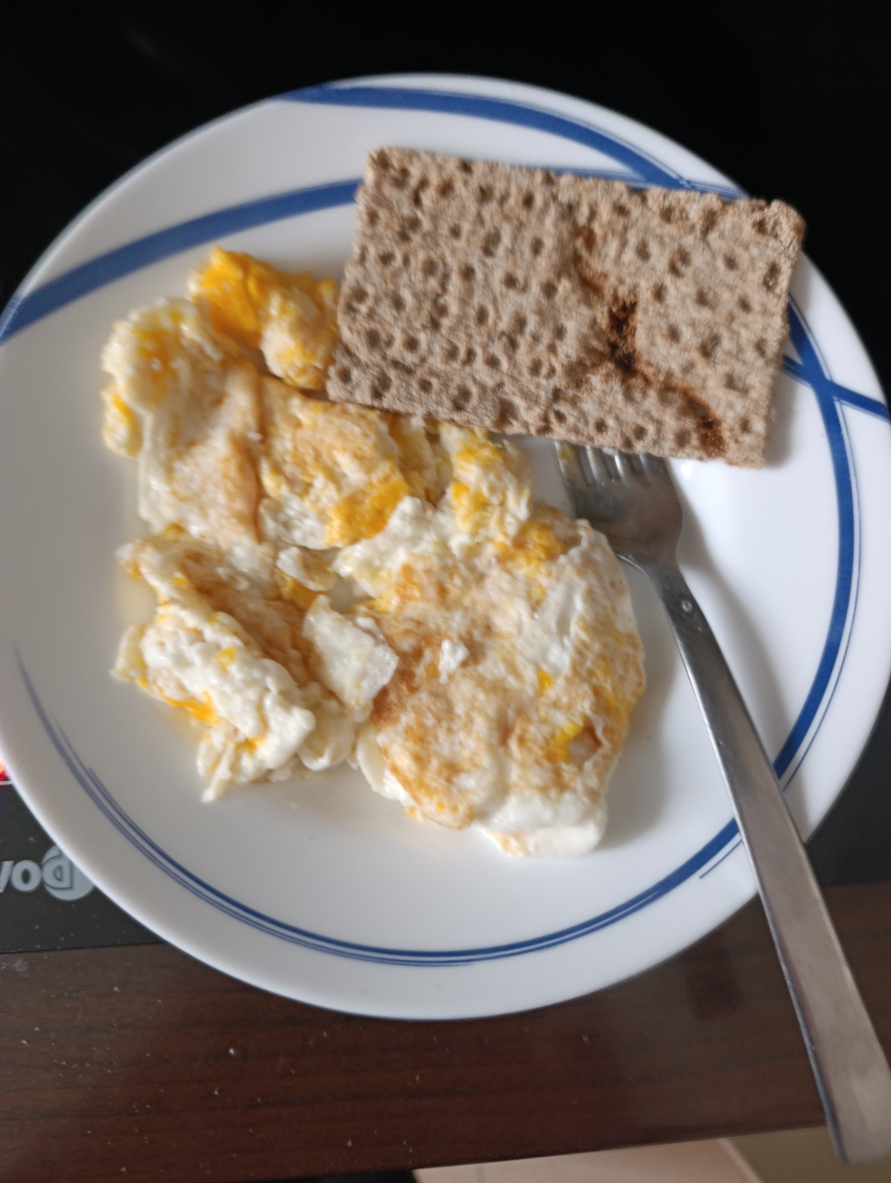 Huevos revueltos y pan crujiente