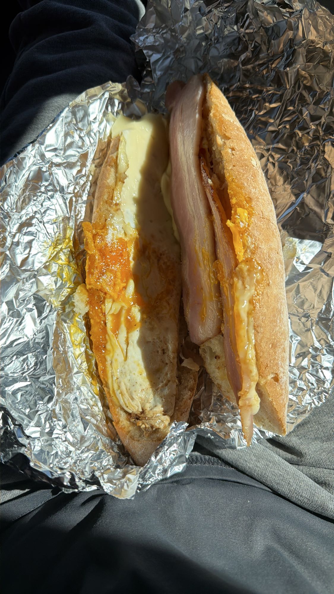 Sandviș cu ou și șuncă