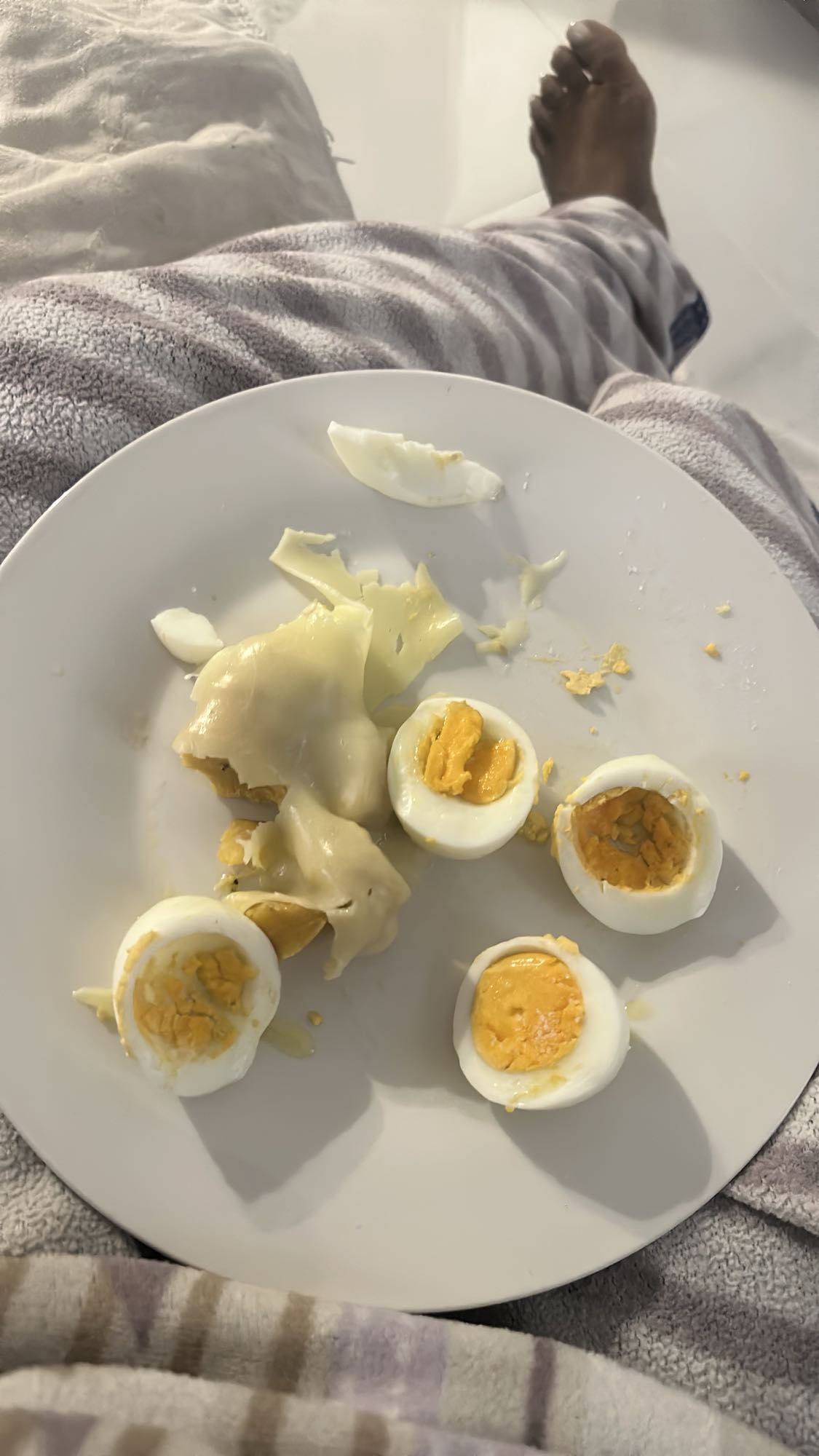 Huevos cocidos con queso