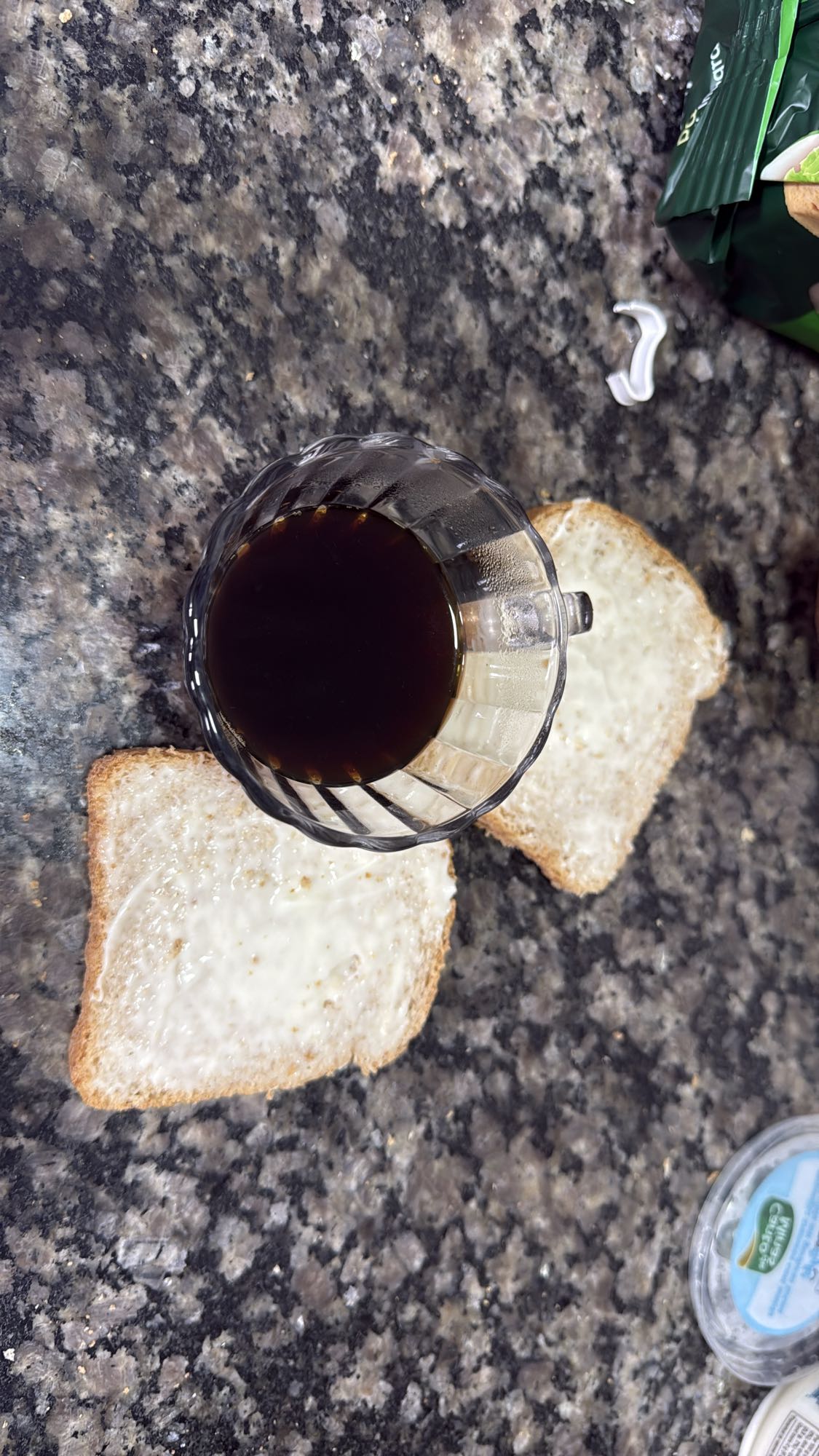 Pão com manteiga e café