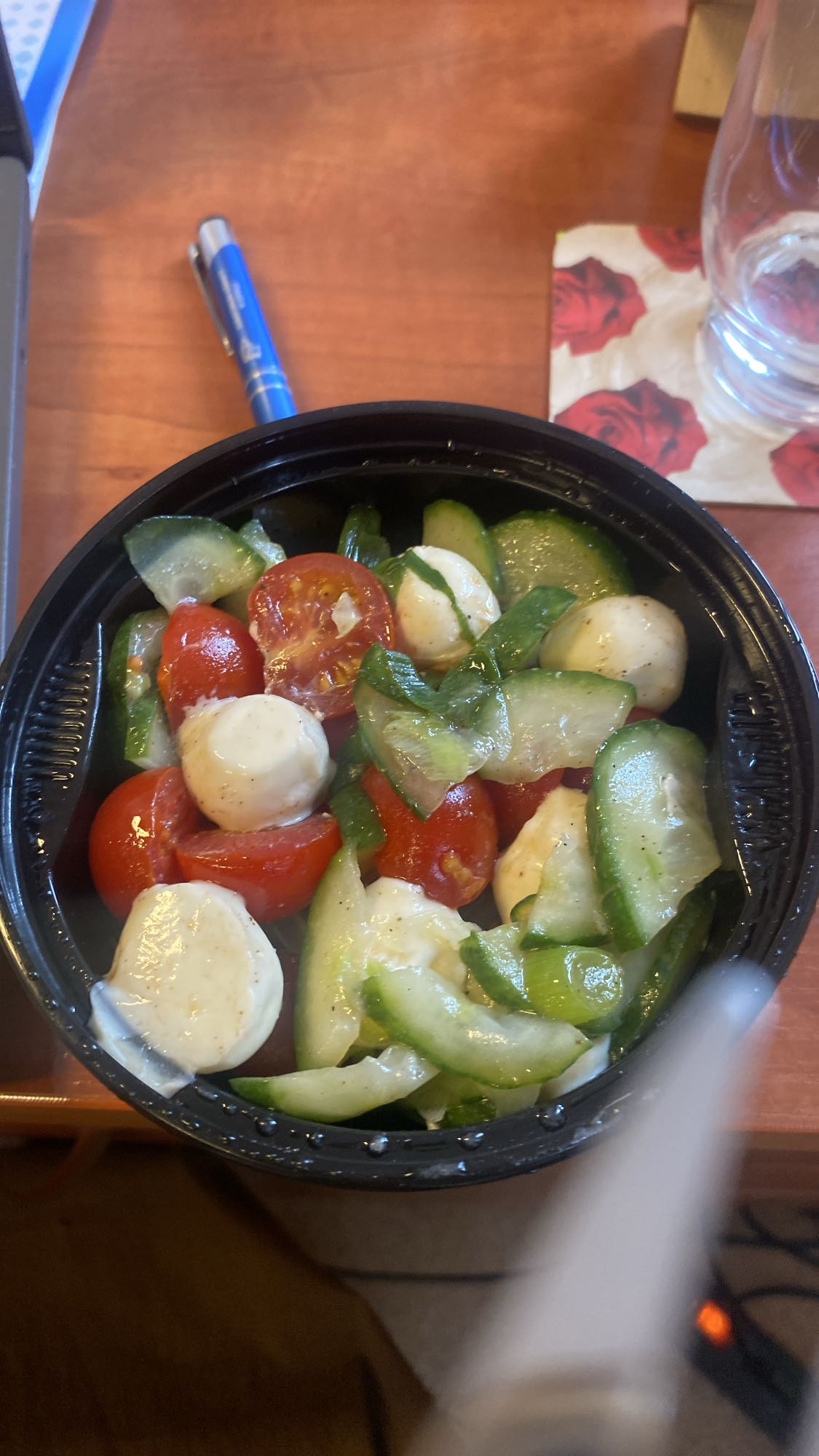 Sałatka caprese z ogórkiem