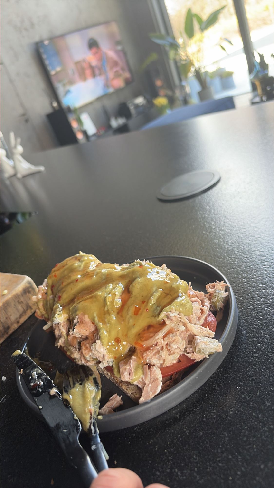 Kanapka z tuńczykiem i sosem