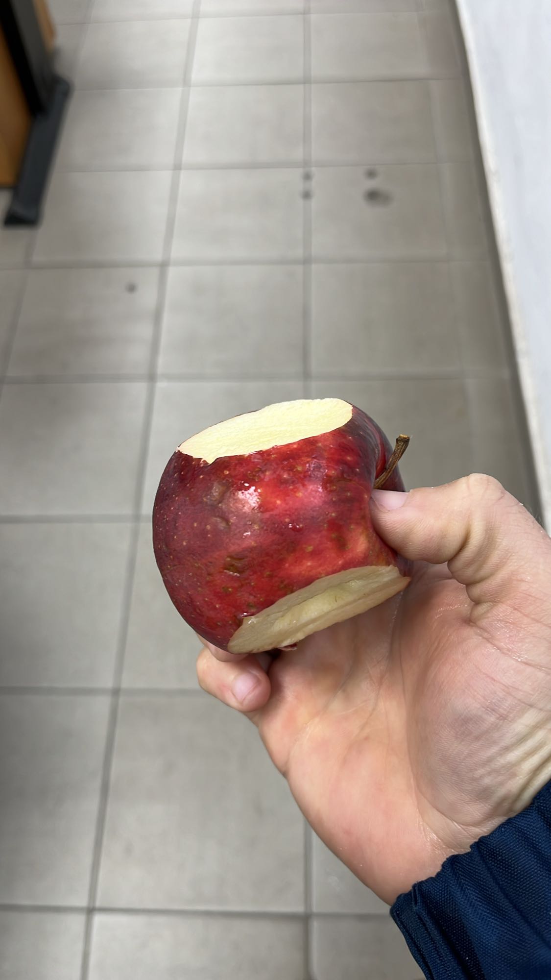 Червена ябълка