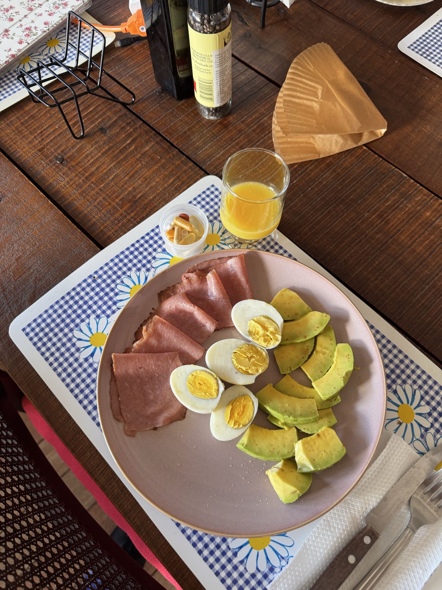 Desayuno con huevo y aguacate