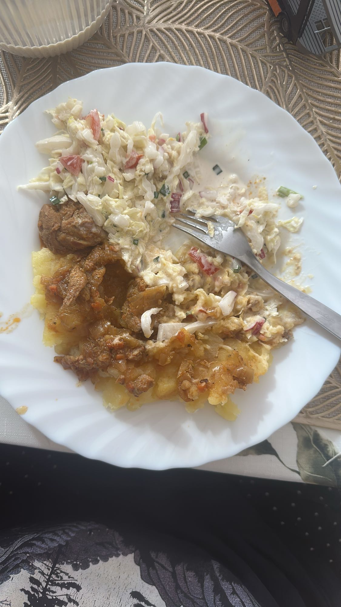 Gulasz z ziemniakami i surówką