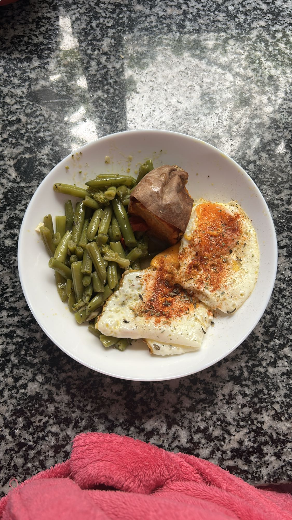 Huevos con judías y batata