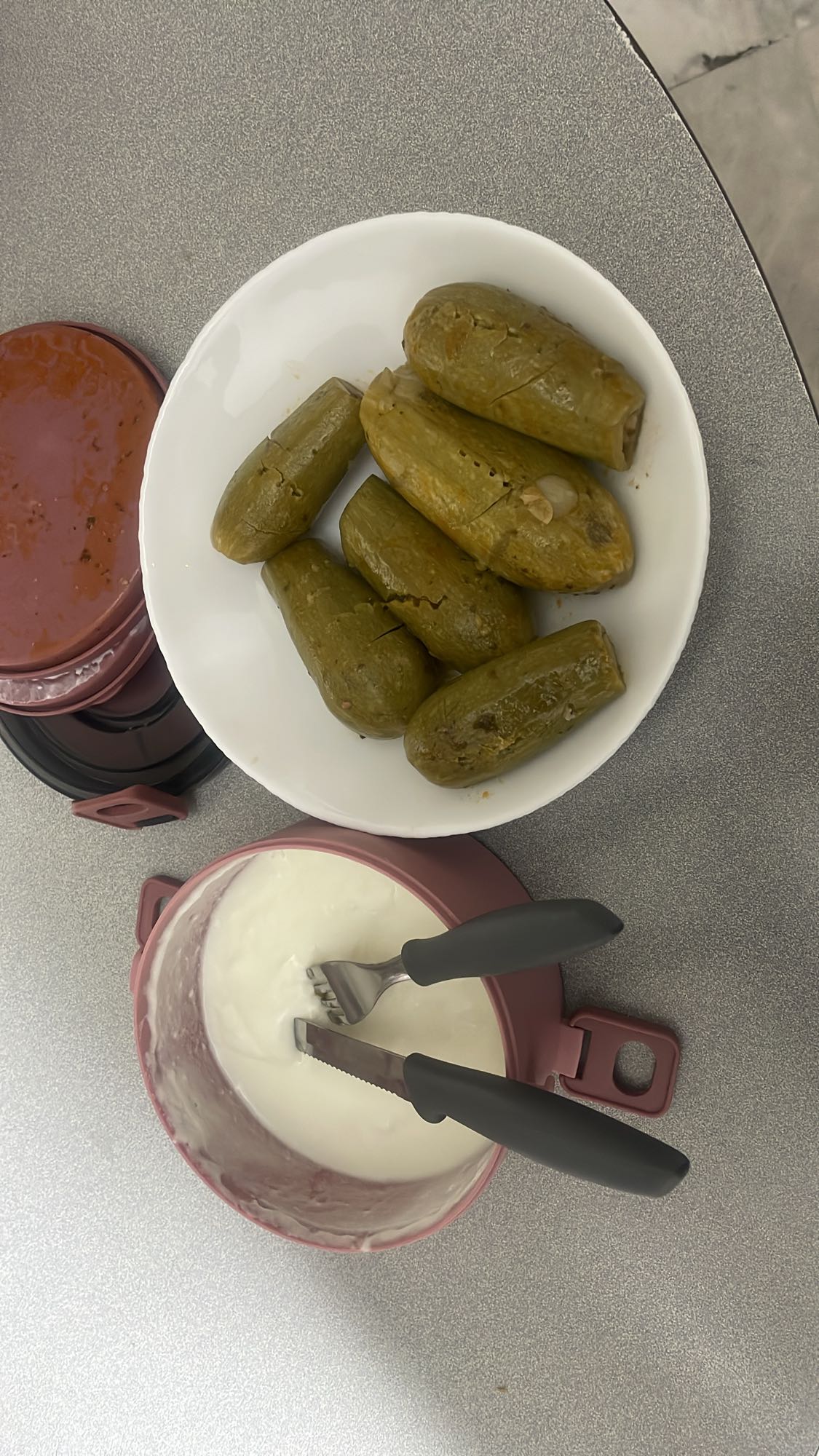 Stuffed zucchini with yogurt
