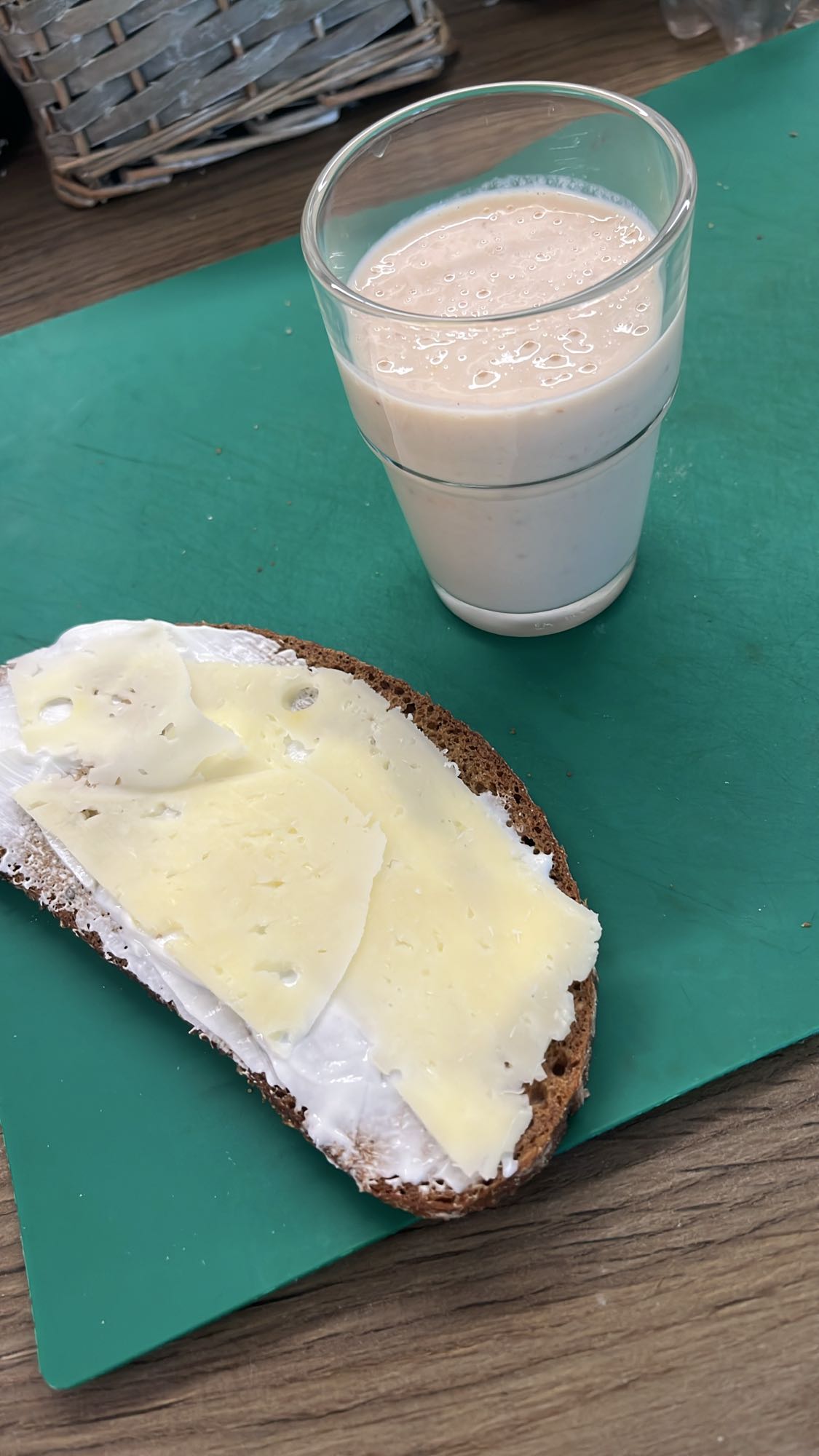Ostsmörgås med smoothie