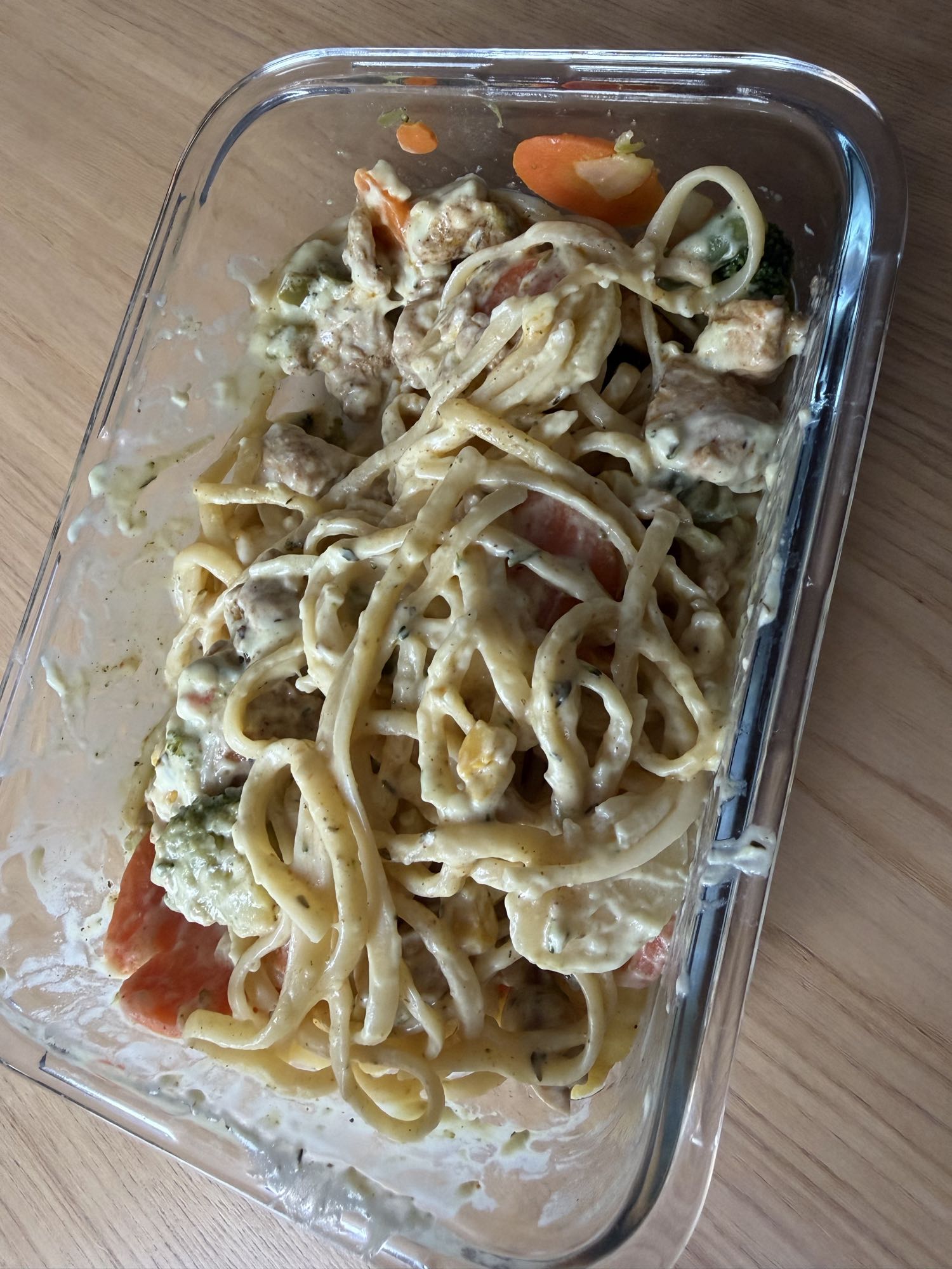 Makaron z kurczakiem i warzywami