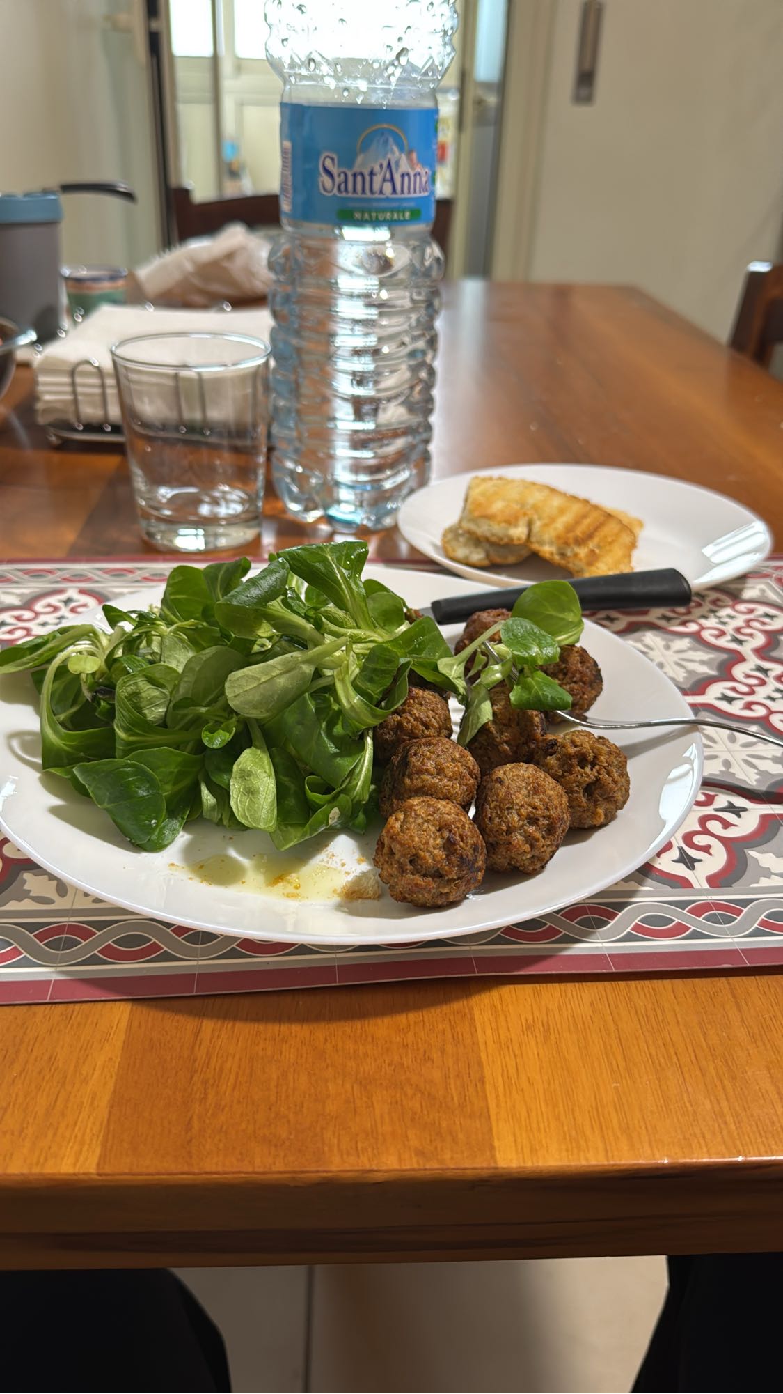 Polpette con insalata e pane