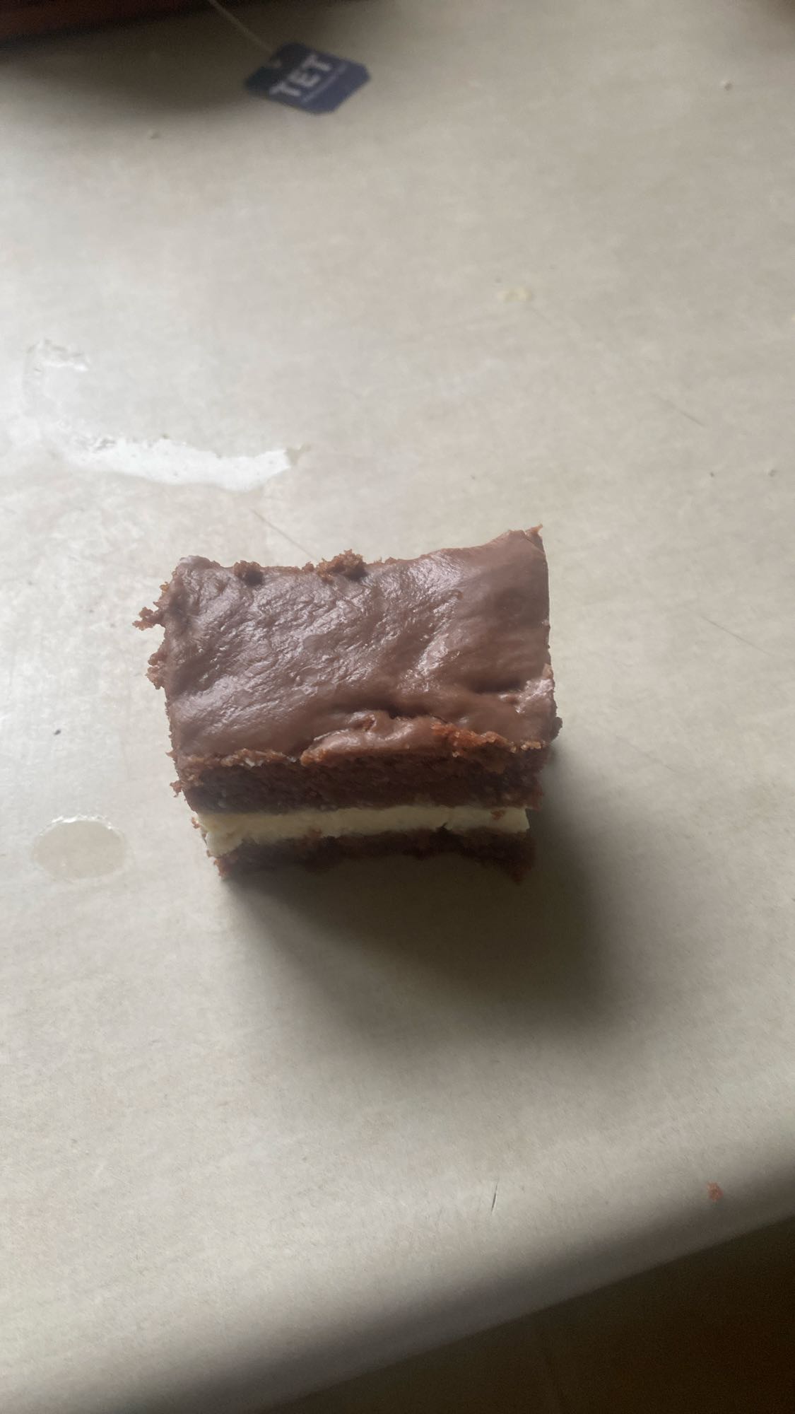 kawałek ciasta czekoladowego