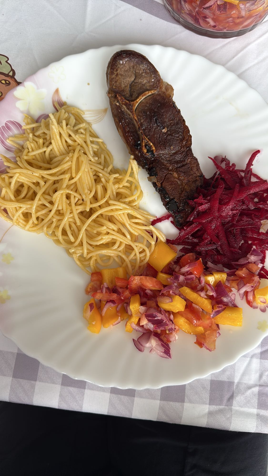 Macarrão, carne e salada