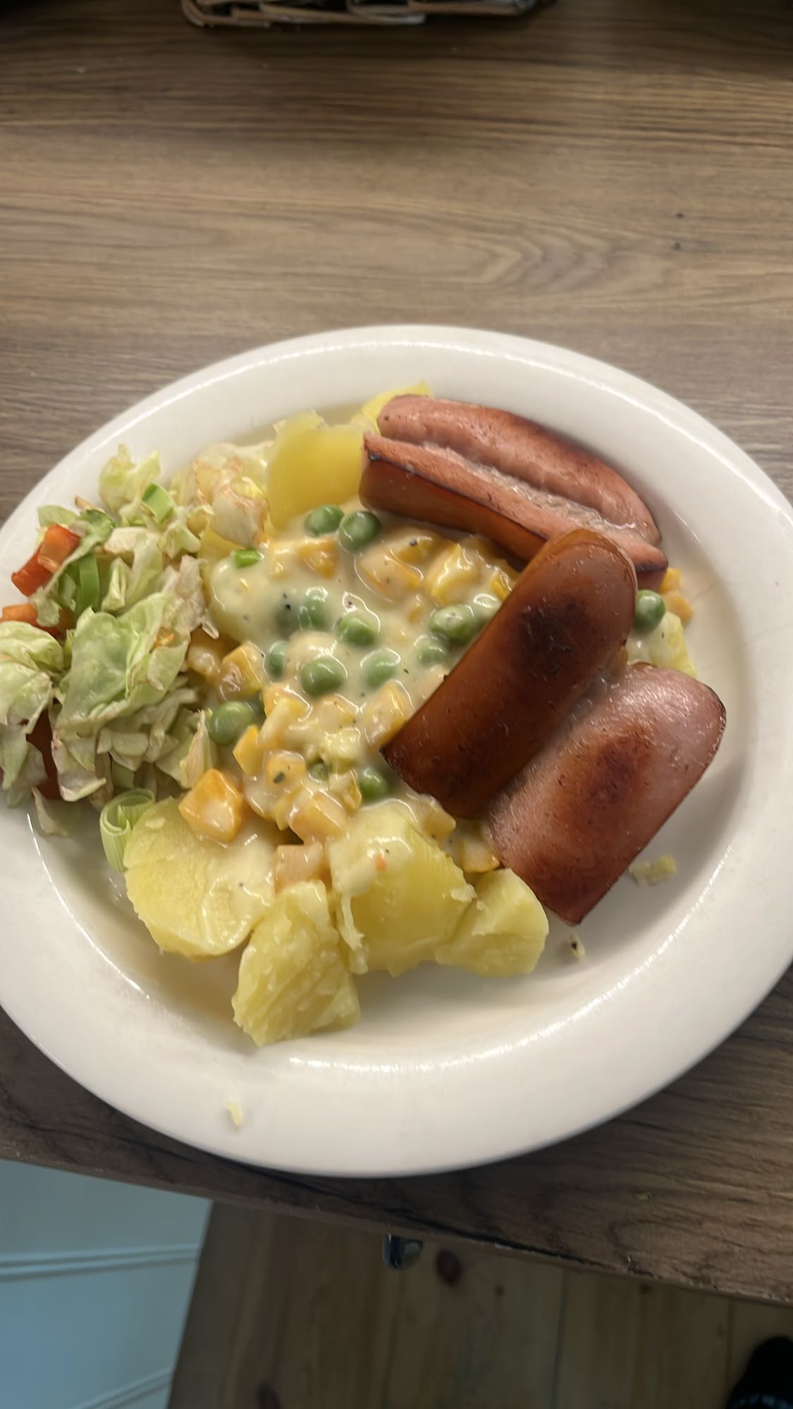 Korv med potatis och sås