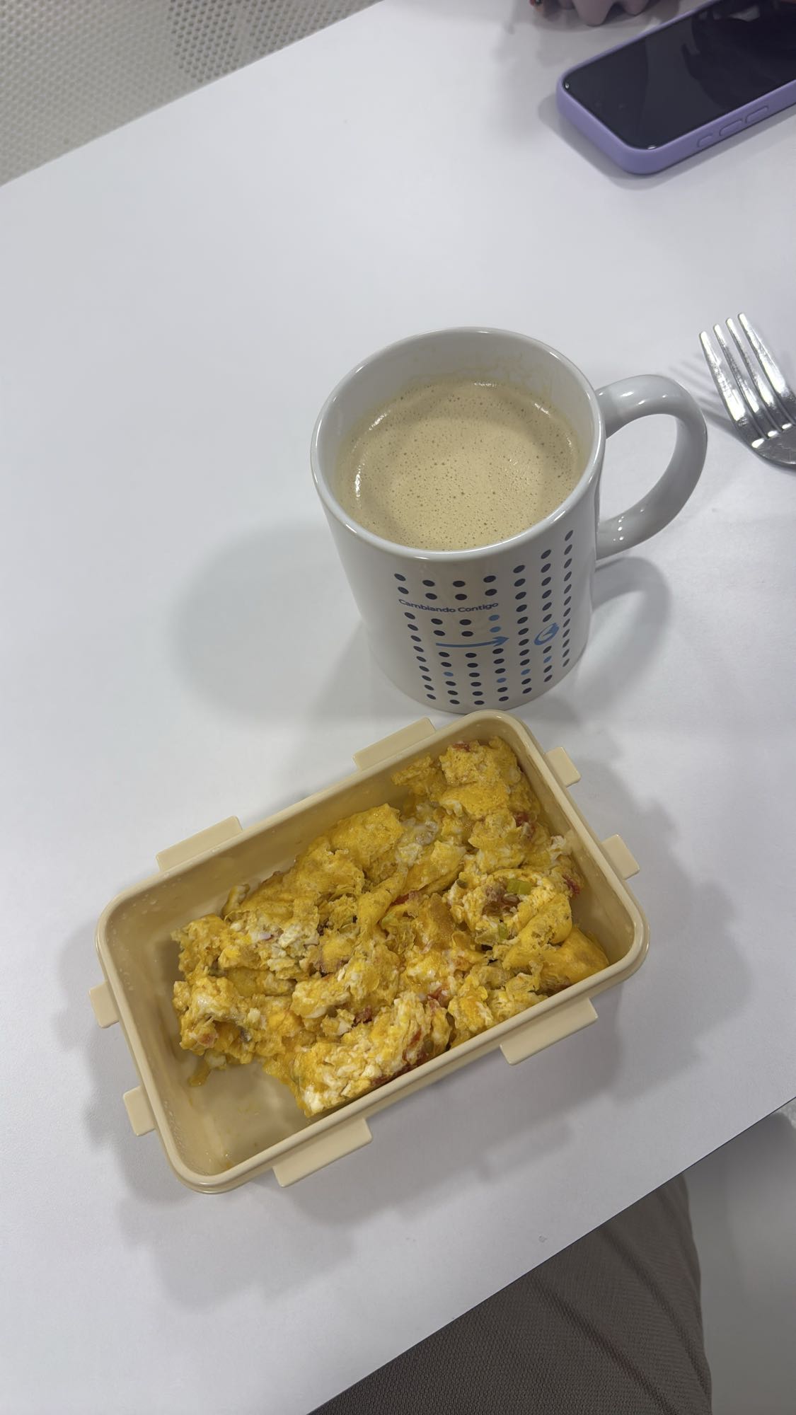 huevos revueltos y café