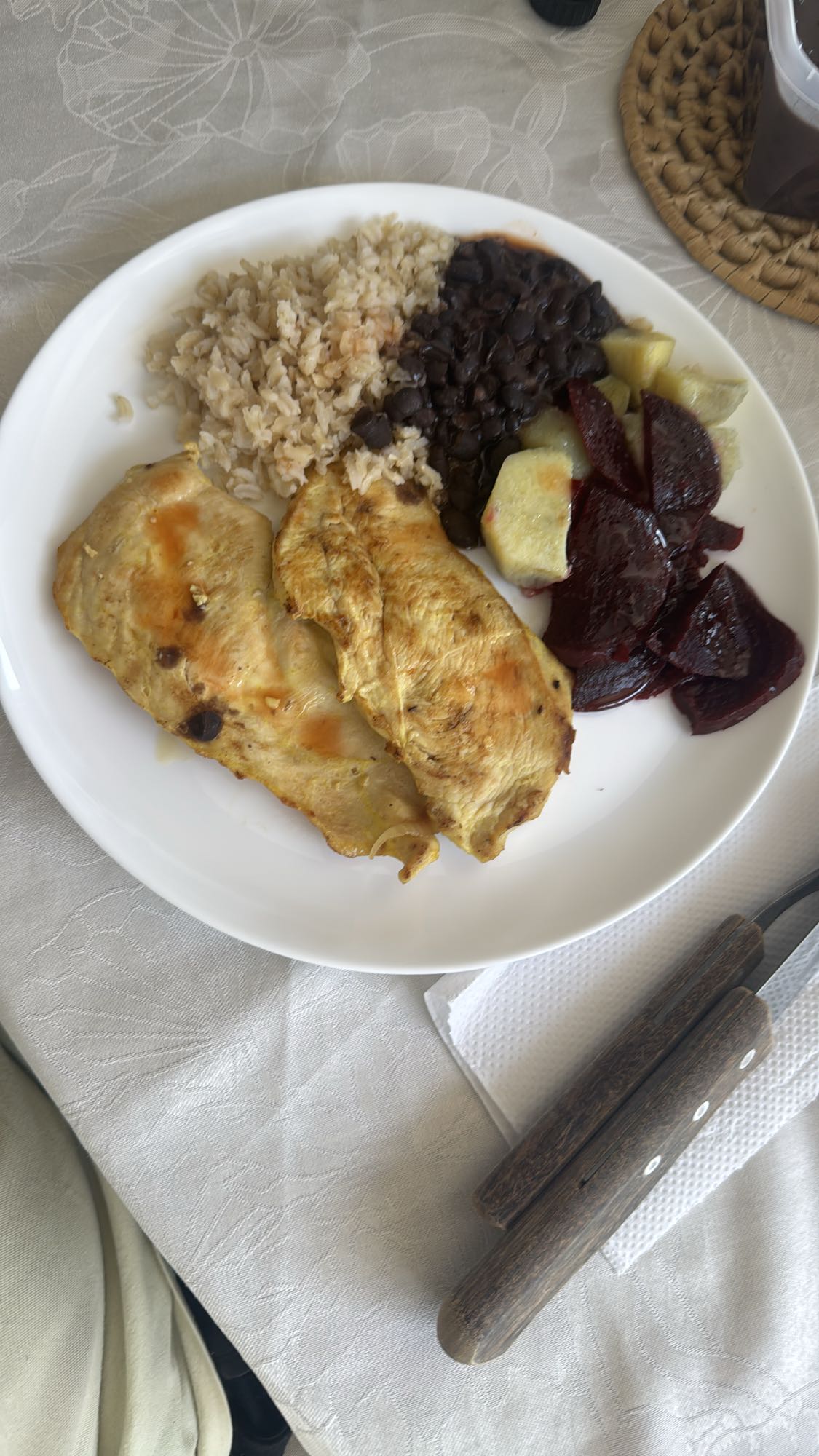 Frango, arroz, feijão e legumes