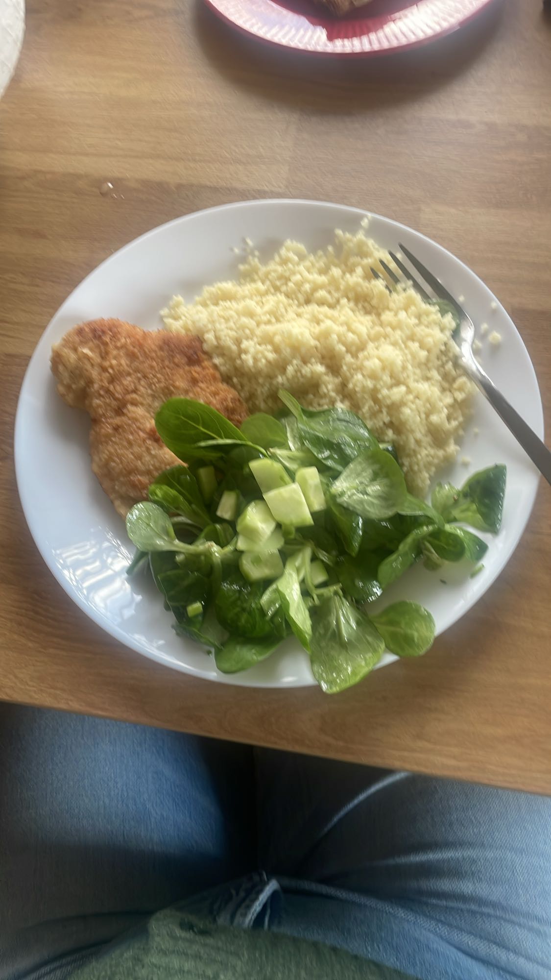 Kotlet z kuskusem i sałatą