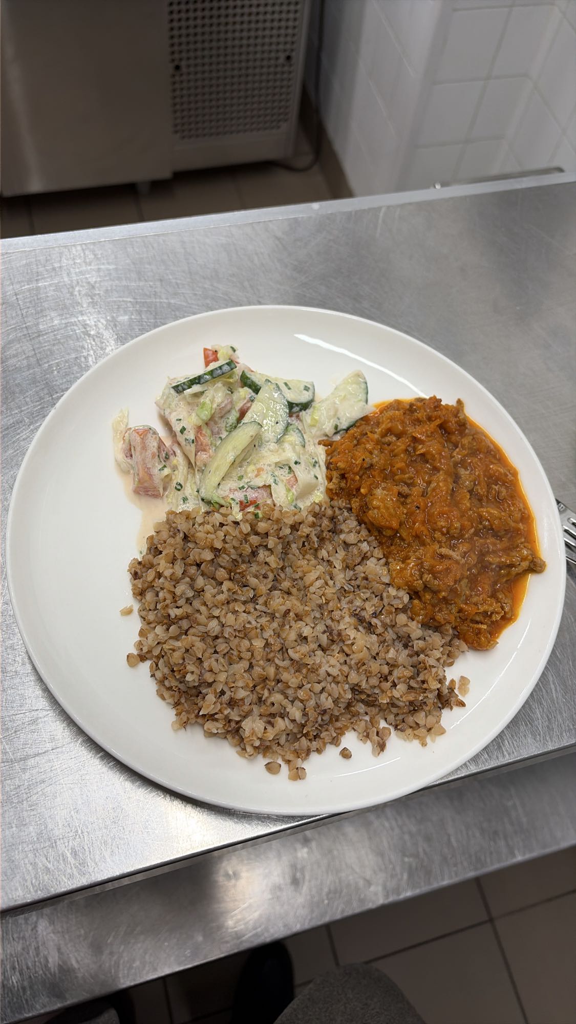 гречка с рагу и салатом