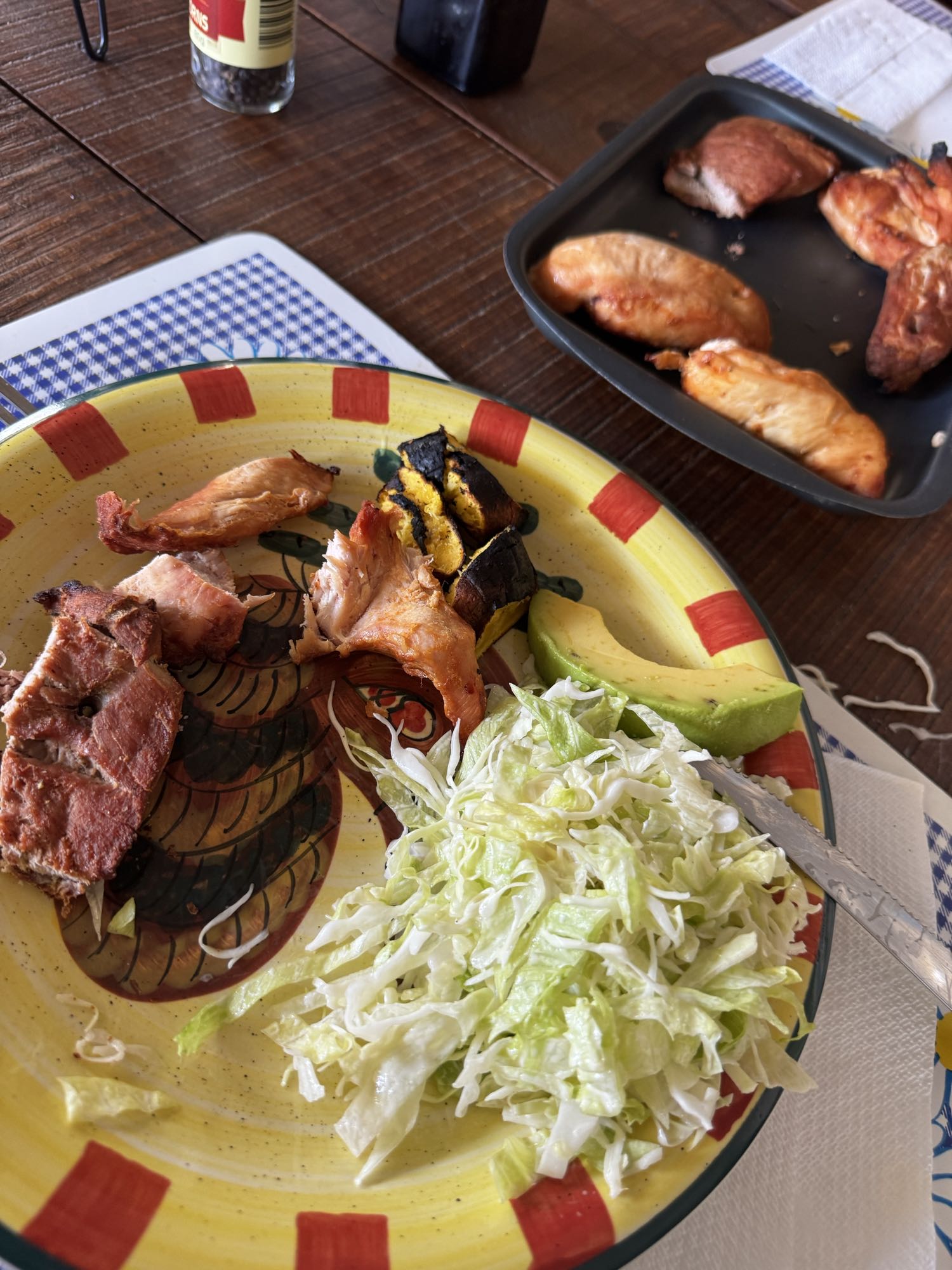 Pollo asado con ensalada