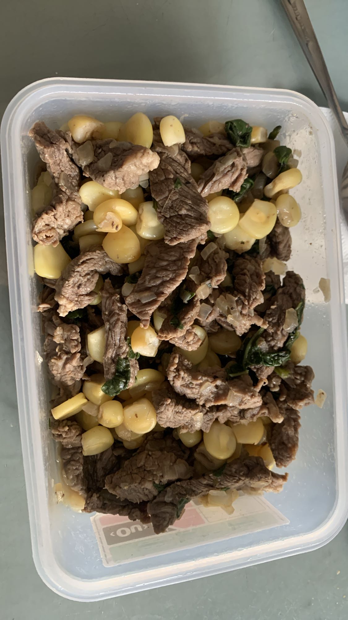 Salteado de carne y maíz