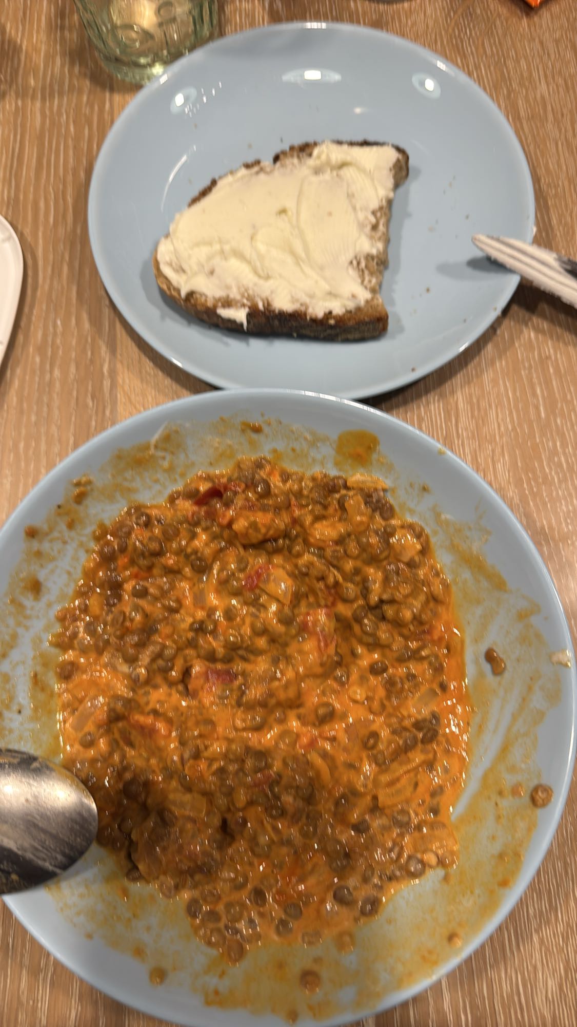 Lentil stew with bread