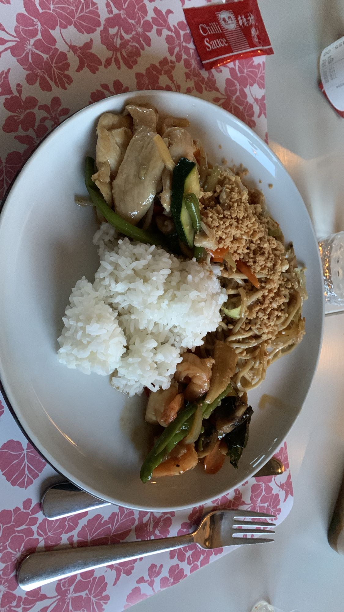 Asiatisk kyckling- och räktallrik