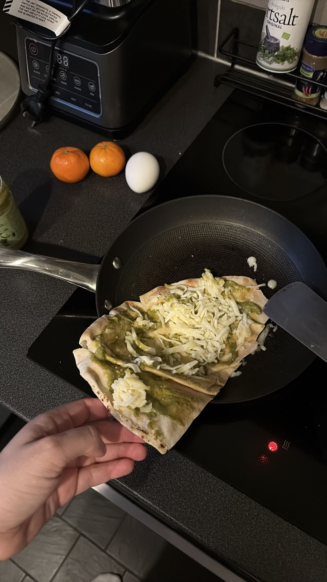 Ost- och pestoflatbröd